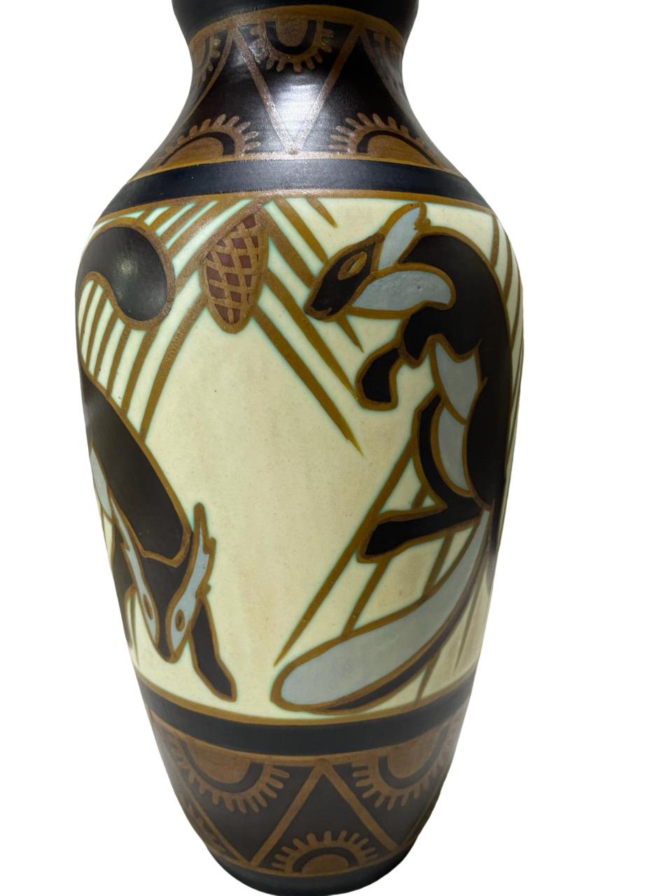 Charles CATTEAU (1880-1966). Vase mit Eichhörnchendekor aus Eichhörnchen., D.1349 im Zustand „Gut“ im Angebot in Richmond Hill, ON