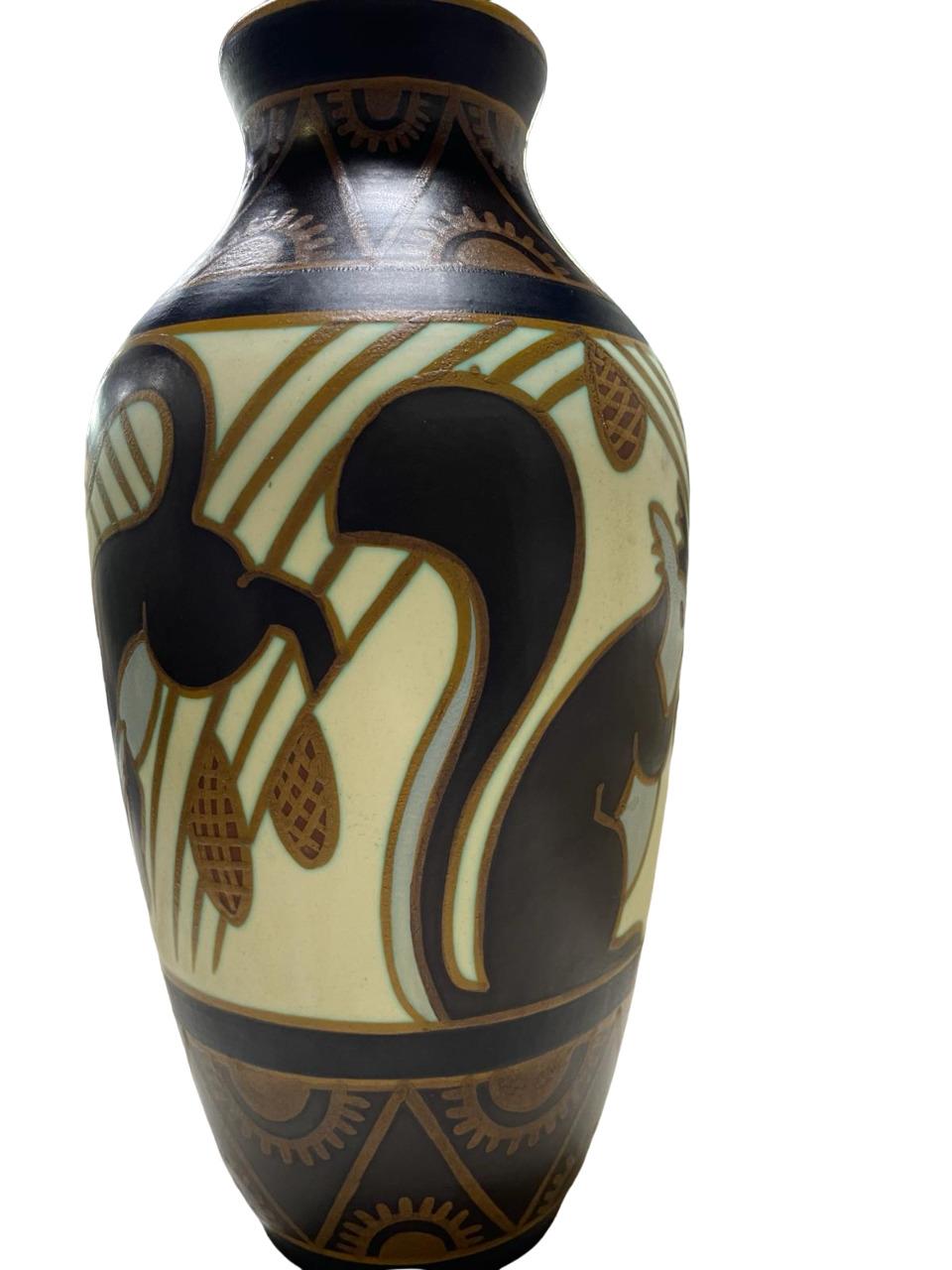 Charles CATTEAU (1880-1966). Vase mit Eichhörnchendekor aus Eichhörnchen., D.1349 (Frühes 20. Jahrhundert) im Angebot