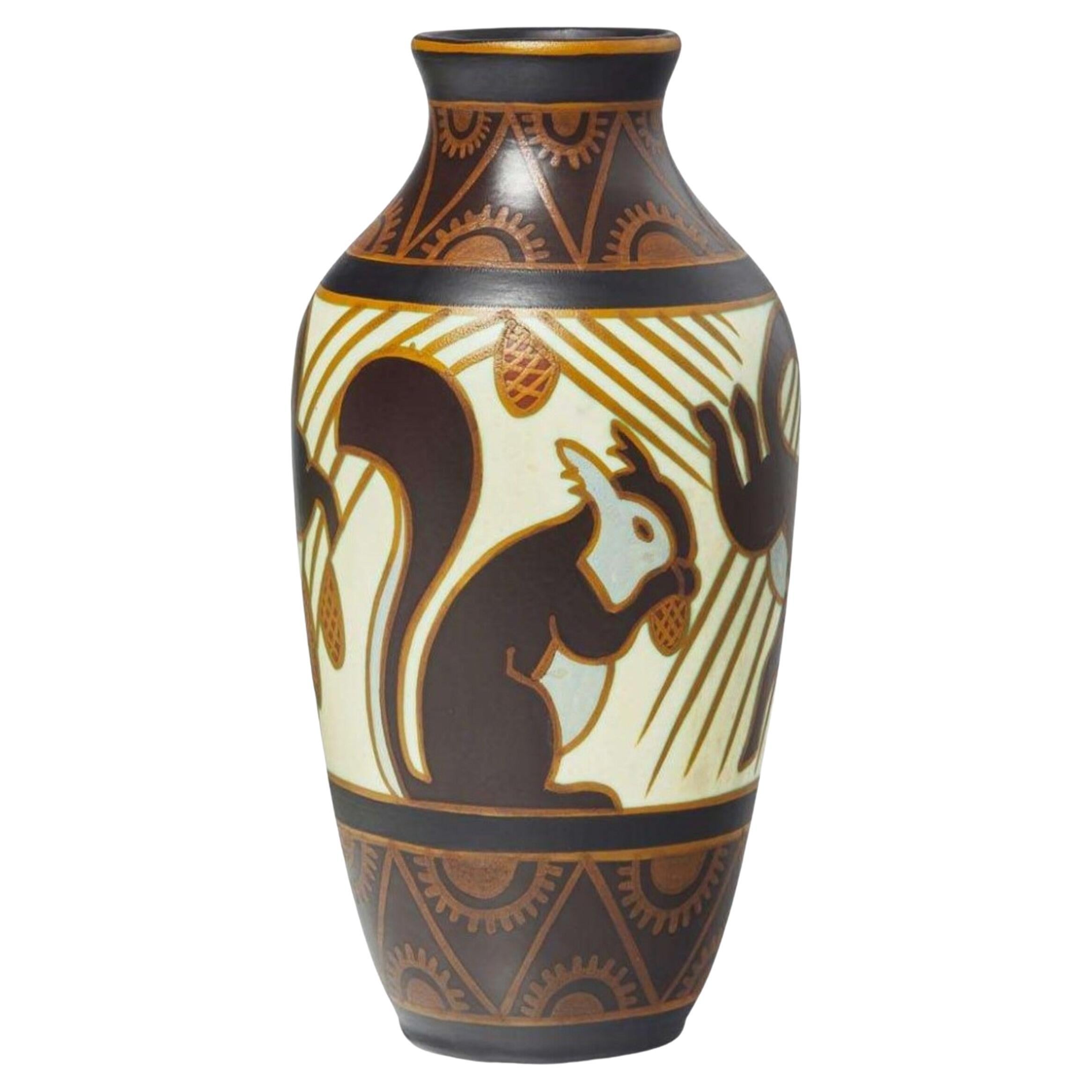 Charles CATTEAU (1880-1966). Vase mit Eichhörnchendekor aus Eichhörnchen., D.1349 im Angebot