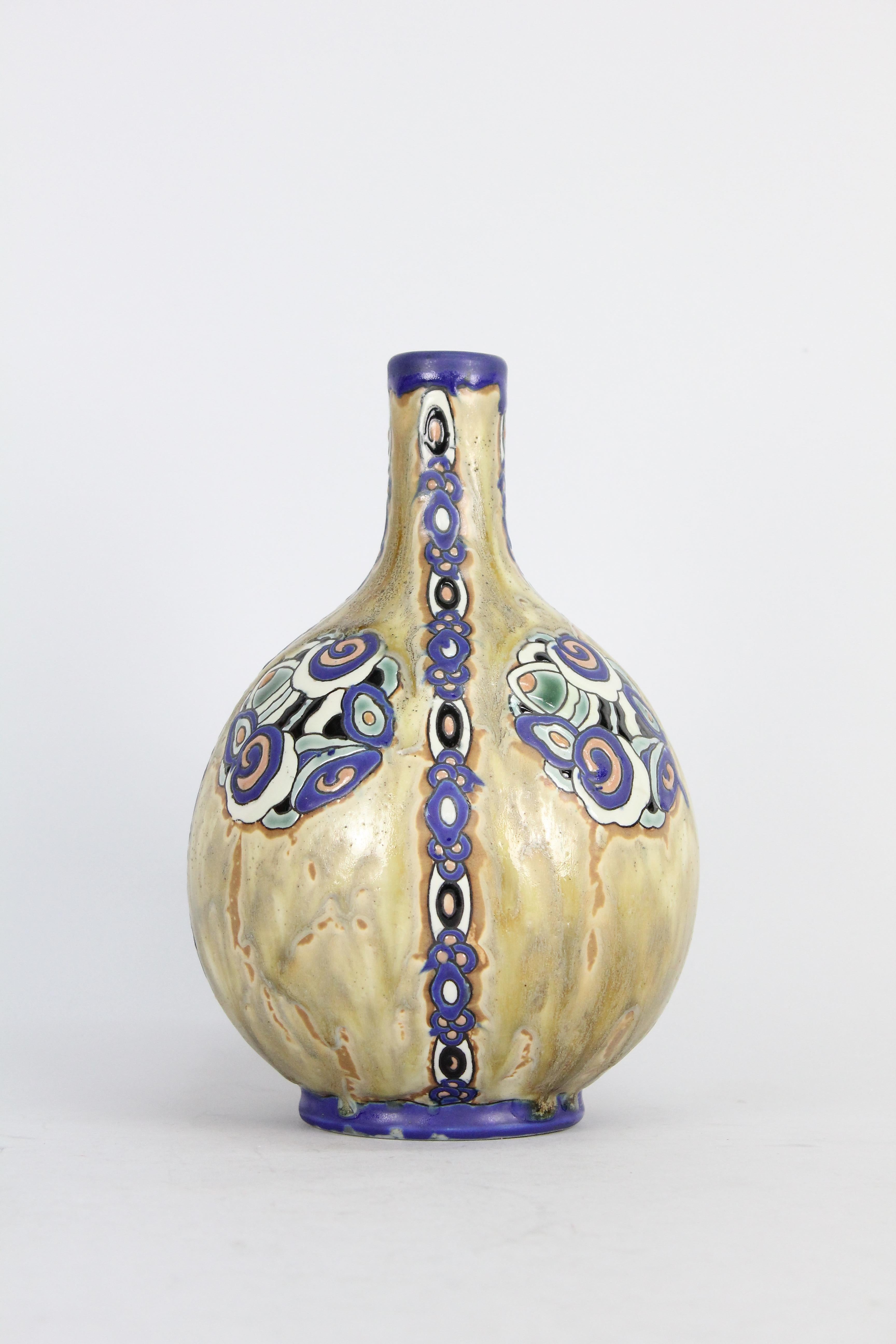 Un très beau vase en céramique typique de l'Art déco par Charles Catteau pour Boch Fréres.

Signé 