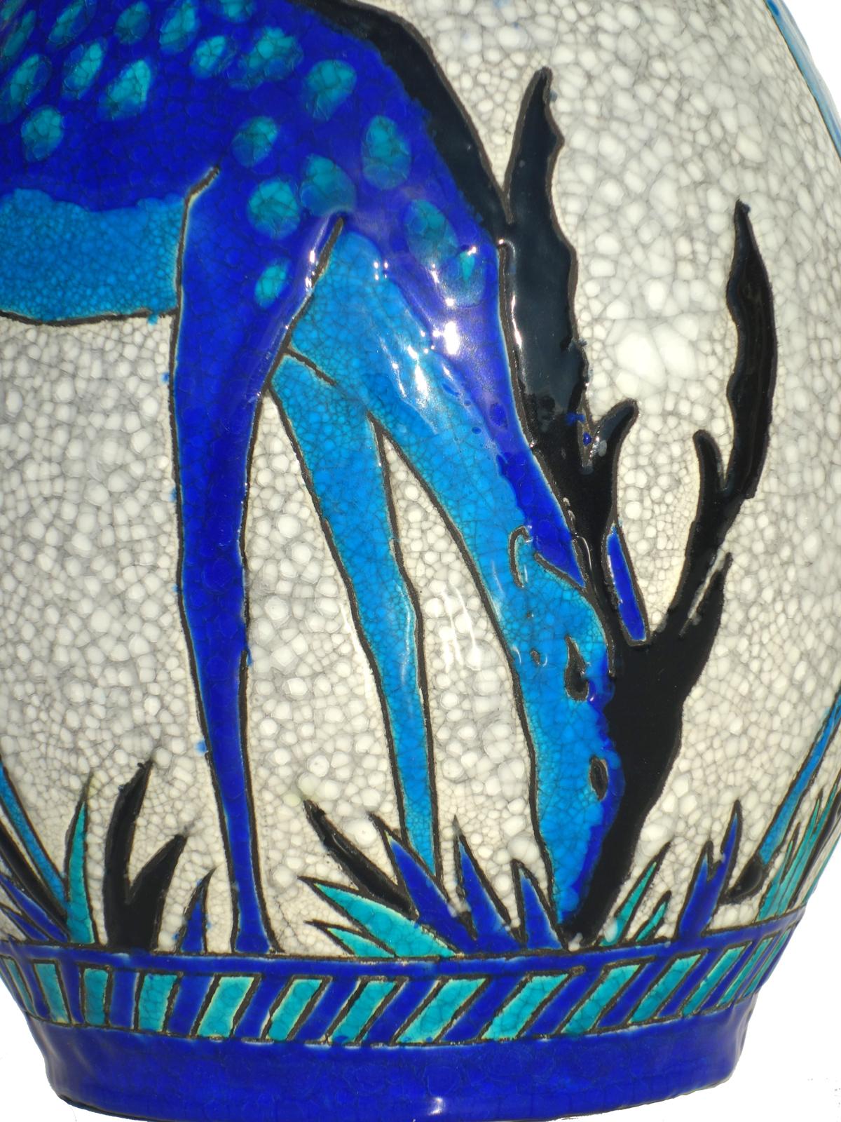 italien Vase Art Déco Boch en céramique émaillée avec cerfs bleus Charles Catteau en vente