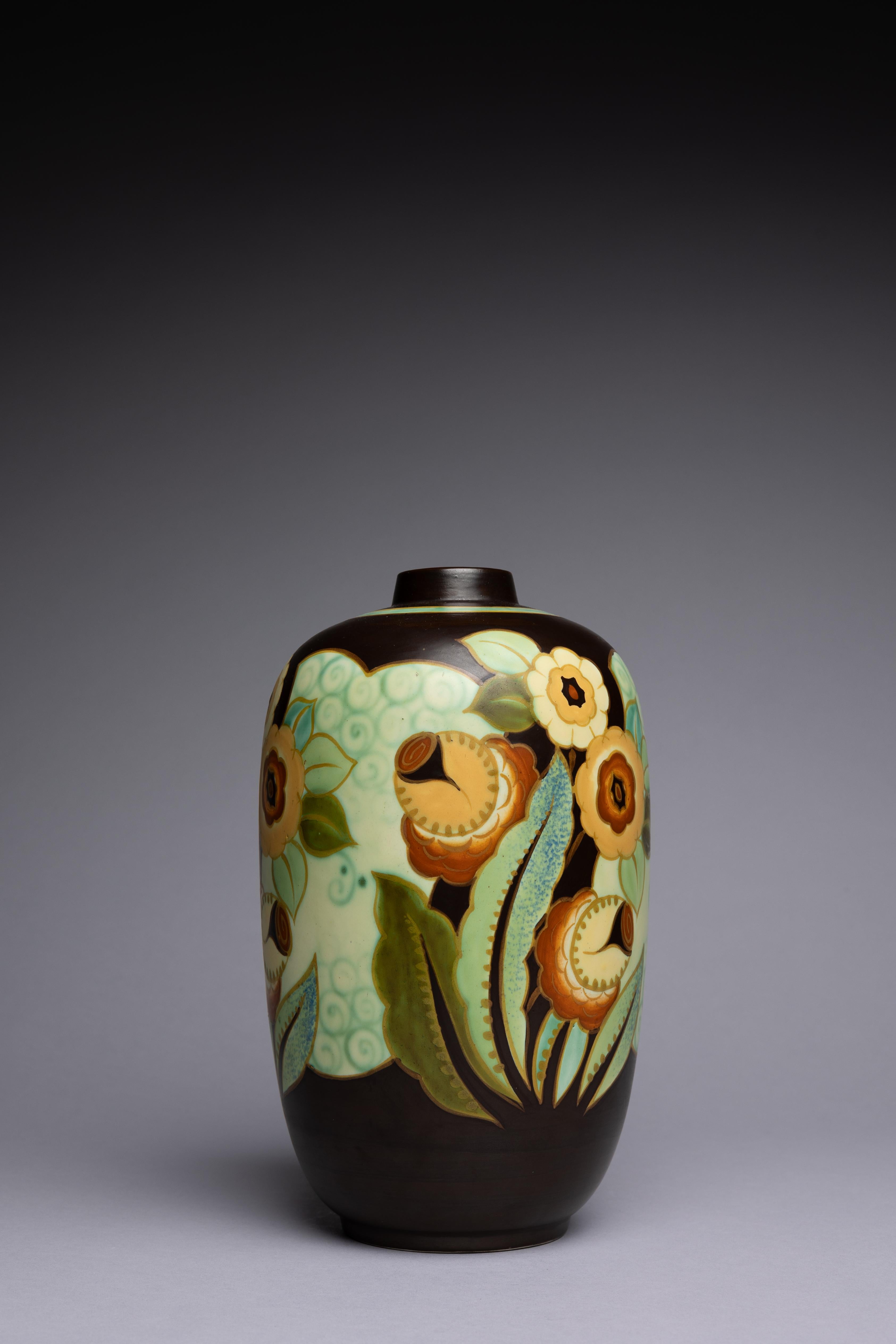 Lo stile Art Deco di Charles Catteau, come il più ampio stile Art Deco francese, fu fortemente influenzato dagli am designs giapponesi. Questo vaso di Boch Freres, disegnato da Catteau negli anni '30, presenta un design grafico e dinamico con fiori
