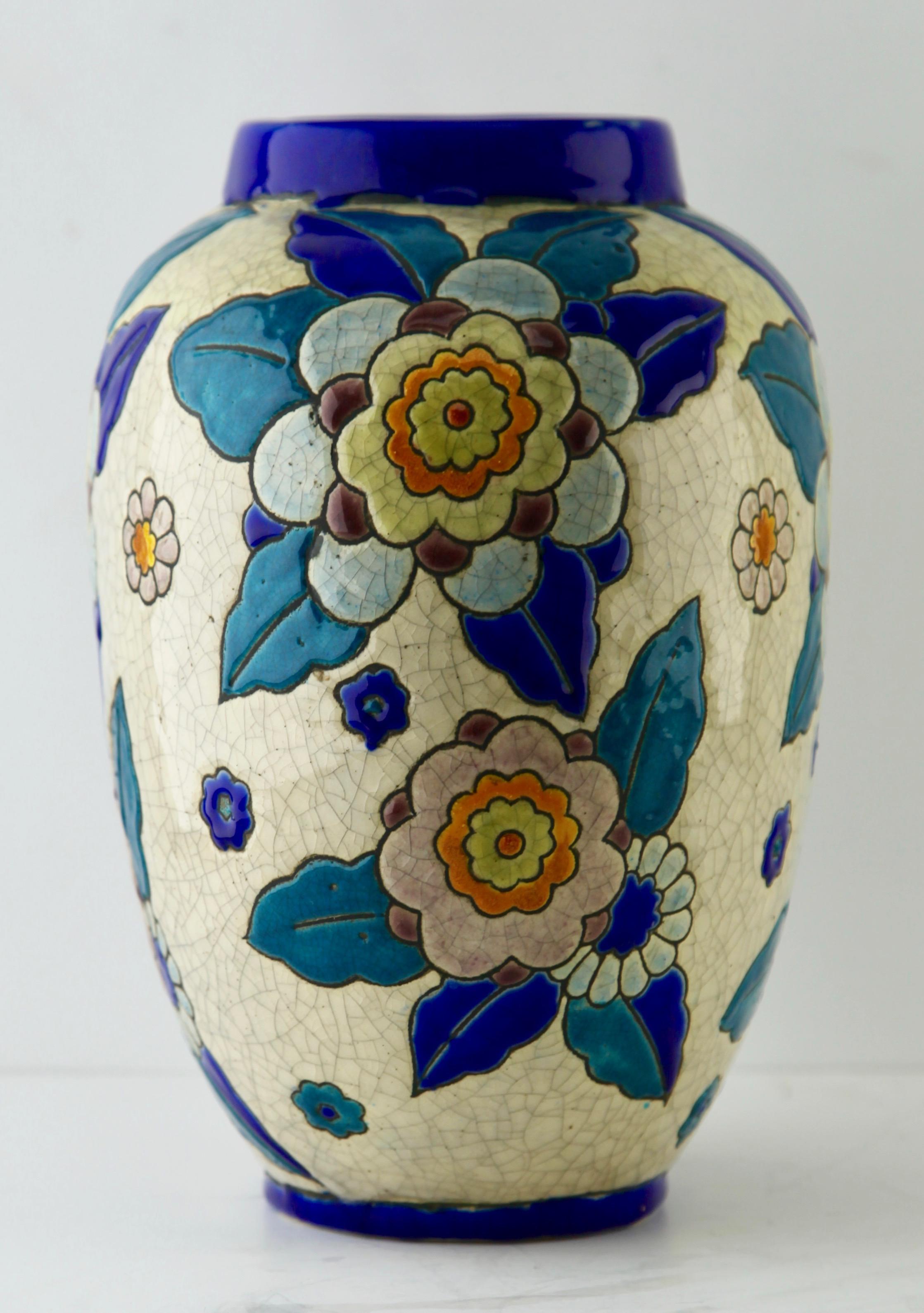 Charles Catteau pour Boch Frères Keramis:: vase Art Déco (décor n° 2542 et n° de forme 1291)

Beau vase Art Déco conçu par Charles Catteau pour l'Atelier Boch Frères Keramis. 
Motif floral coloré polychrome sur un fond blanc craquelé. 
Décor 2542