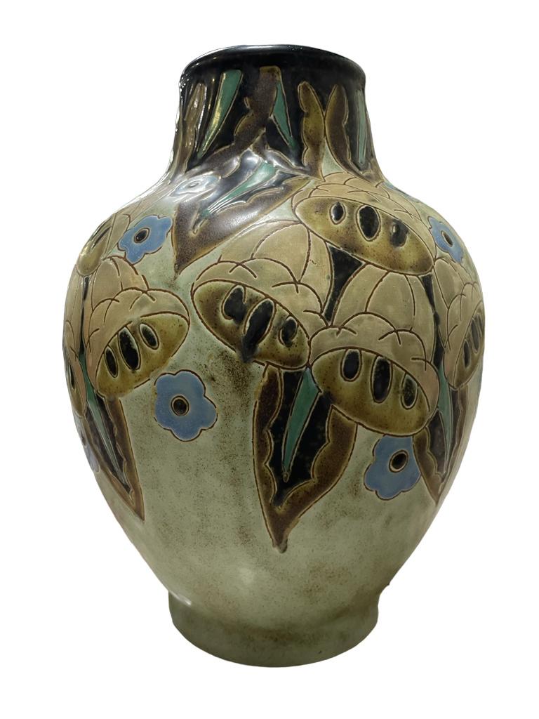 Charles CATTEAU (Douai 1880 - Nizza 1966) für BOCH FRERES Art Deco Grès Keramis Vase mit stilisierten Glockenblumen, Belgien, Anfang 20.
Vier Sträuße aus stilisierten Glockenblumen, umgeben von Blättern und kleinen Blüten, schmücken den Hals und den