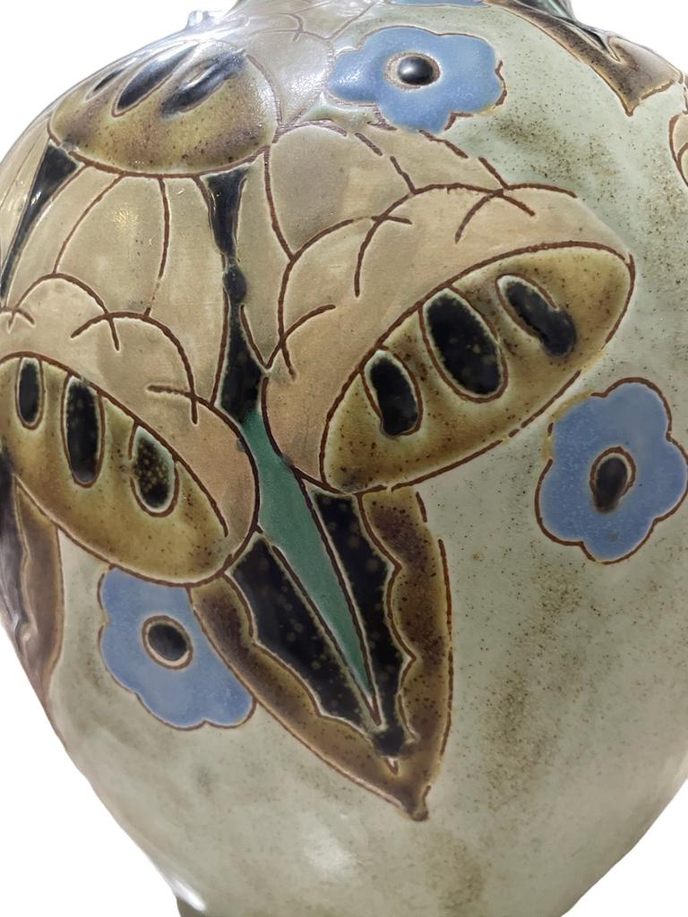 Charles Catteau für BOCH FRERES Art Deco Grès Keramis Vase mit stilisiertem Glockenboden im Zustand „Gut“ im Angebot in Richmond Hill, ON