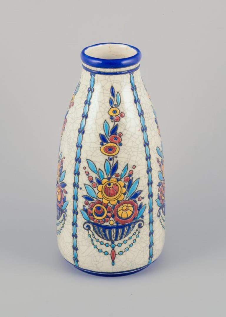 Charles Catteau (1880-1966) per Boch Freres Keramis, Belgio. 
Grande vaso in ceramica Art Déco con tecnica cloisonné. Dipinto a mano con fiori.
Anni '20-'30.
Model 944.
In perfette condizioni.
Contrassegnato.
Dimensioni: H. H. 28,5 cm x P. 14,0 cm.