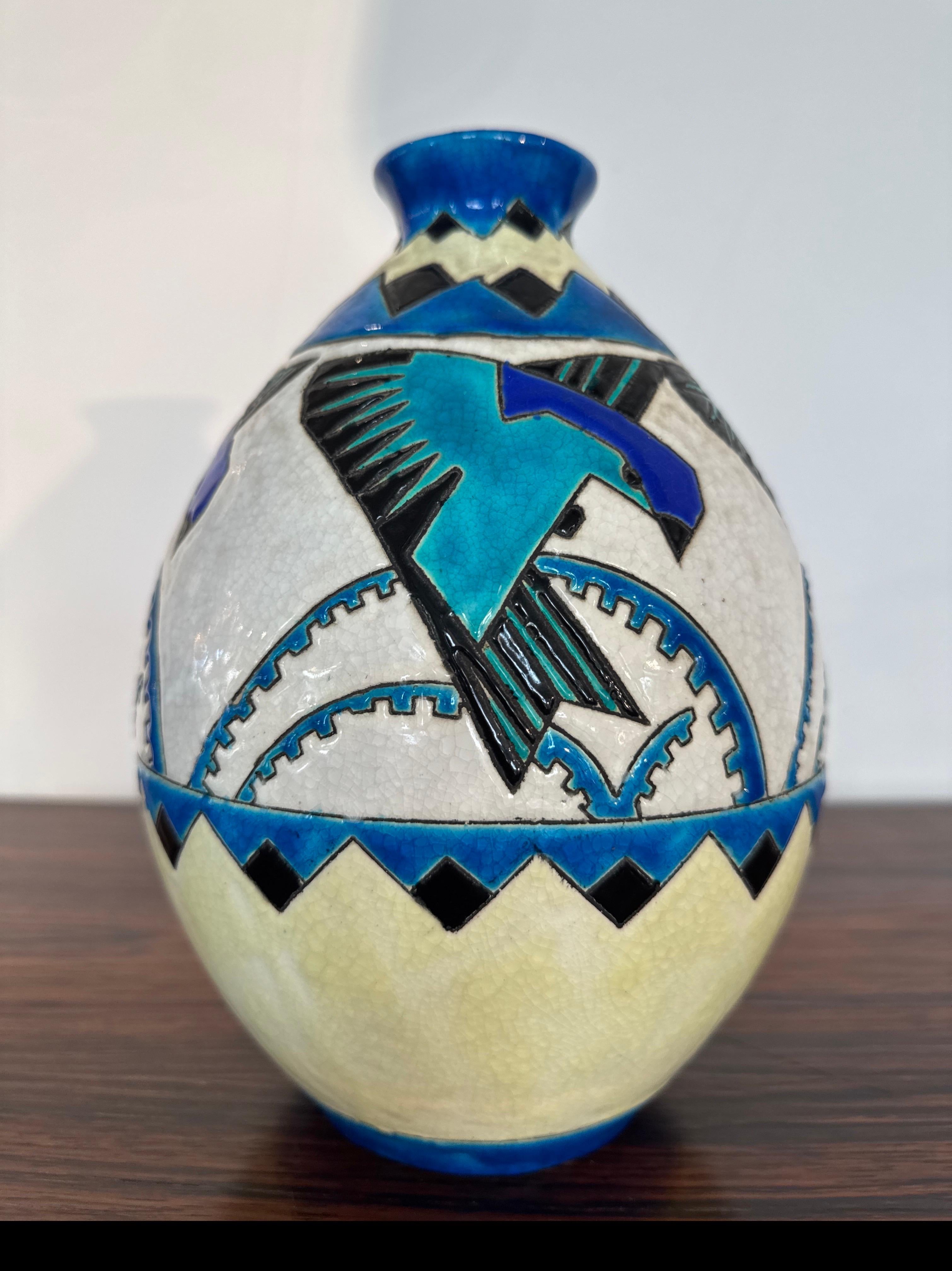 Un bellissimo e raro vaso Art Deco di Charles Catteau per Boch Frères Keramis. In ottime condizioni. Decor D.3288, Firma stampata.
Con una ripetizione di quattro rondini volanti in rilievo di colore blu intenso e un disegno astratto intorno al vaso.