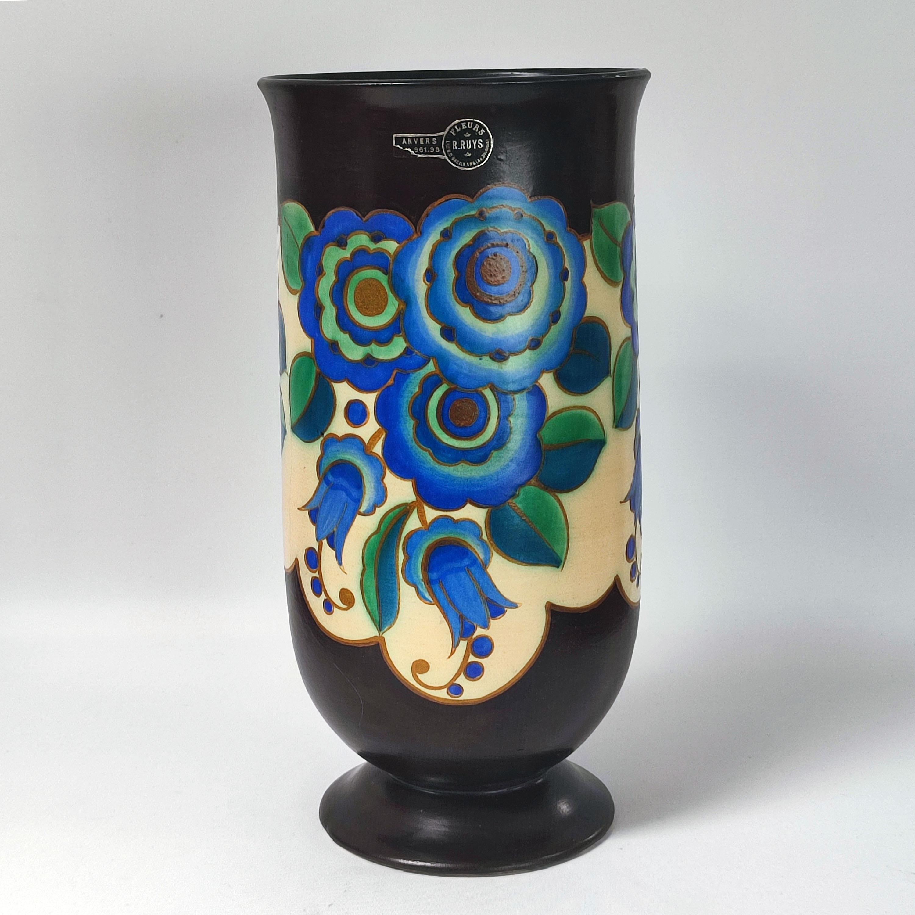 Exceptionnel vase en céramique Art déco conçu par Charles Catteau pour la célèbre manufacture Keramis à La Louvière,  Belgique, créée en 1941.
Céramique émaillée avec détails en émail et dorure, motif floral en émaux polychromes vifs, enrichi de