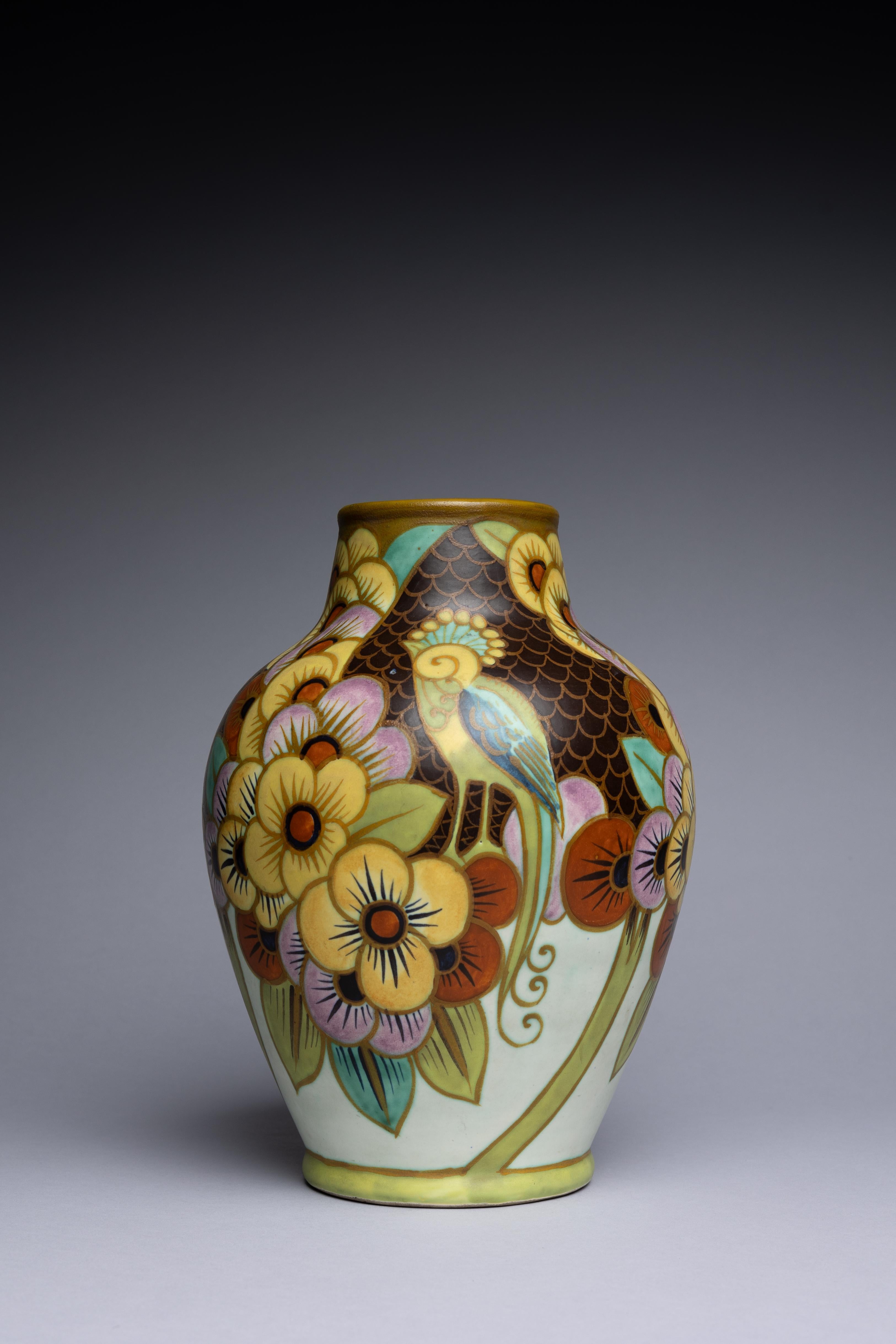 El estilo Art Déco de Charles Catteau, al igual que el más amplio estilo Art Déco francés, estaba muy influido por los diseños japoneses. Este jarrón, fabricado en 1932, presenta un diseño gráfico y dinámico de un estilizado pájaro lira entre flores