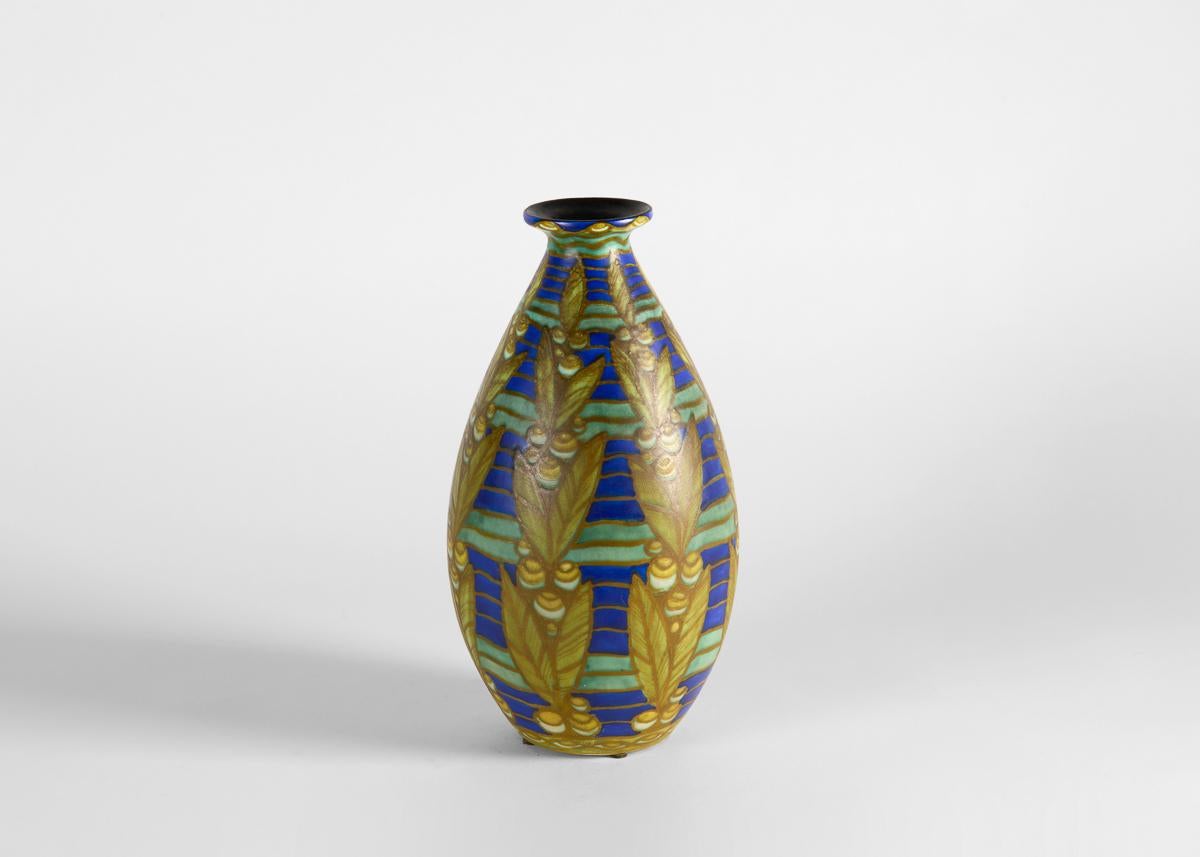 Firmato.
Numero: 964

Il decoro vegetale stilizzato e gli smalti dai colori molto vivaci dipinti su questa maiolica fine, liscia e morbida conferiscono un aspetto vibrante e gioioso a questo pezzo, che è così caratteristico dello stile dei ruggenti