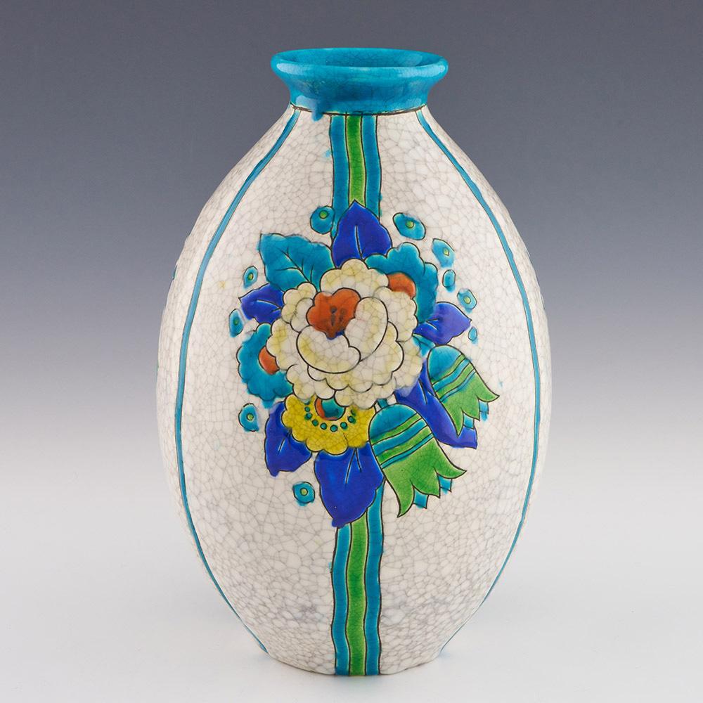 Überschrift : Charles Catteau Vase für Boch Freres um 1925
Zeitraum : Zwischenkriegszeit
Markierungen : MADE IN BELGIUM zusammen mit D.2366 - eingeprägt 975
Herkunft : La Louvière, Belgien

Merkmale: Vier florale Sprays mit türkisfarbenen vertikalen