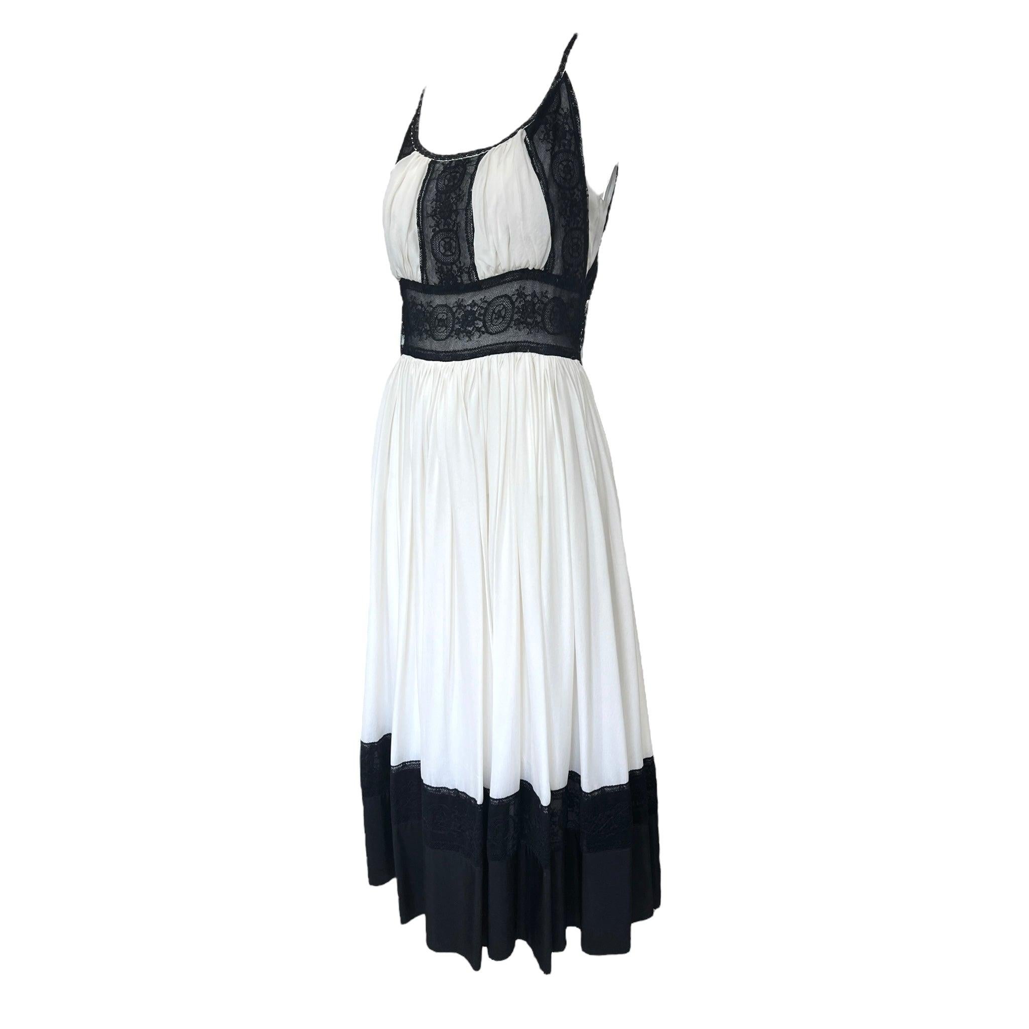Flirty kleines Partykleid von Charles Chang Lima. Weißer Seidenchiffon aus dem Jahr 2000, der sich im Brustbereich zwischen Paneelen aus feiner schwarzer Spitze in der Mitte, an den Seiten, an der Taille und an den Schultern schön zusammenzieht. Der