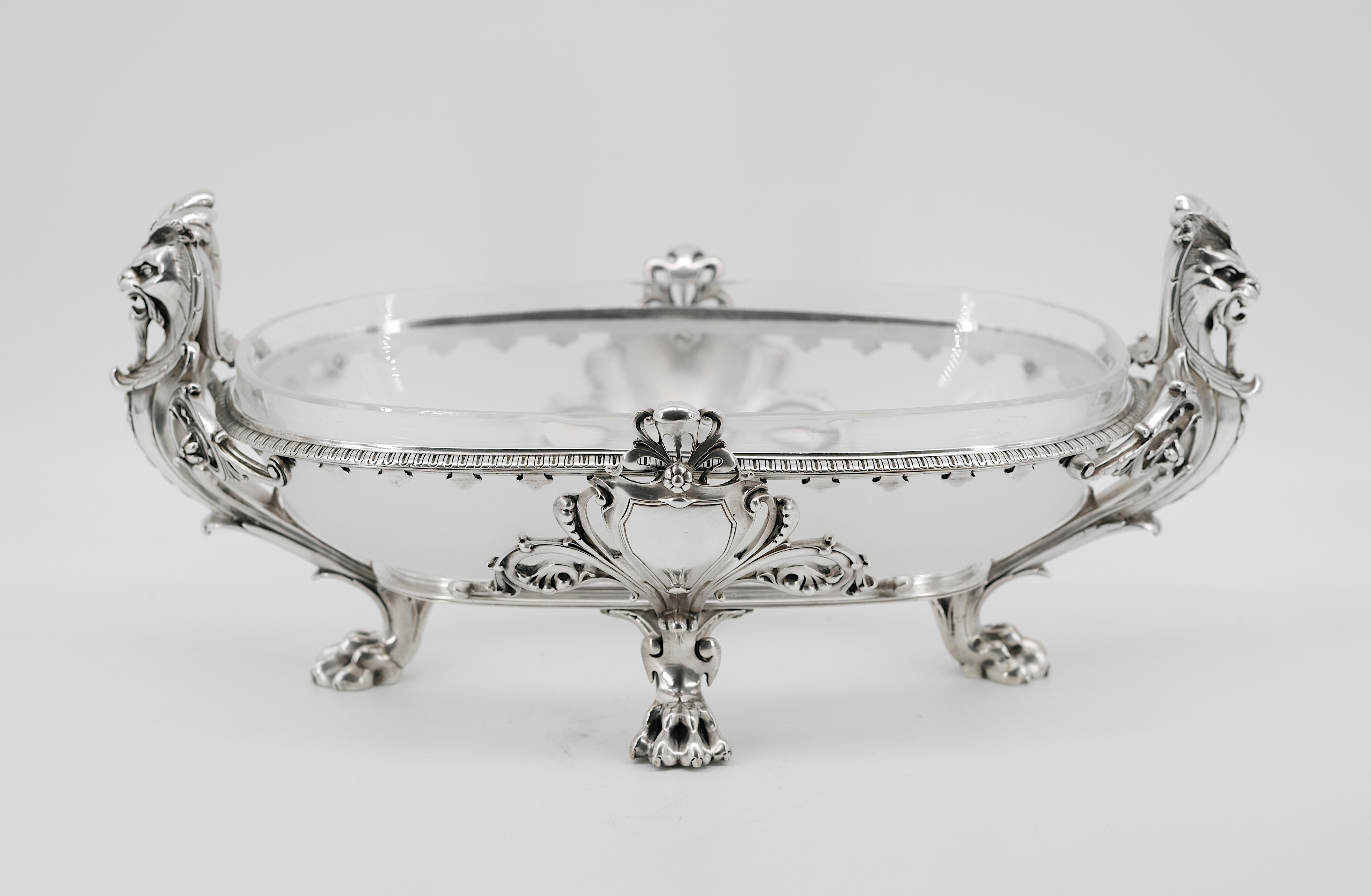 Centre de table en bronze argenté Napoléon III, 1856 par Charles Christofle, France, 1856. Bronze argenté et cristal dépoli. Hauteur : 19,5 cm, largeur : 46 cm, profondeur : 28 cm. Estampillé 