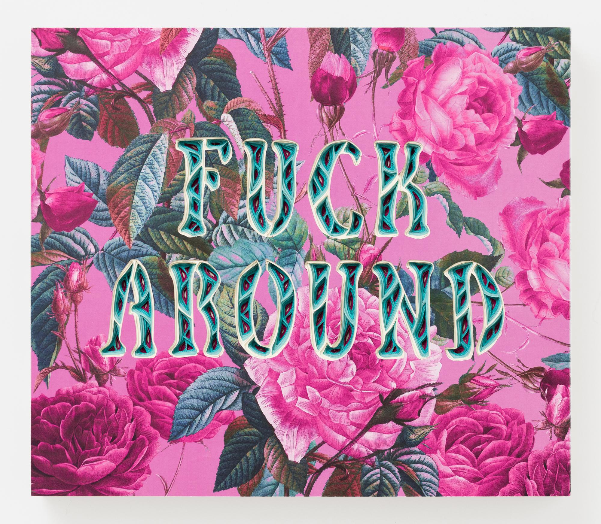 "FUCK AROUND" in strati di carta tagliata a mano con rivestimento di rose floreali
