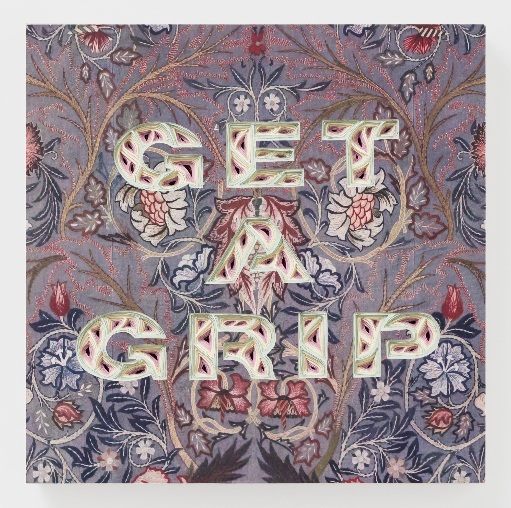 "GET A GRIP" est une sculpture murale originale de Charles Claris.A, qui fait partie de la populaire série "Text-i-monial" de l'artiste. Pour créer l'œuvre, Claris.A découpe à la main une série de feuilles de papier individuelles qu'il superpose et