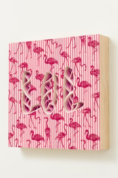 "LOL" Text-Wandskulptur mit gestreiftem Flamingo-Muster und hellem Herzen