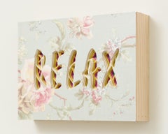 "RELAX" Dimensionales Schnittpapier und Text in floralem Design mit Holzakzenten
