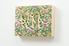 Carta "WTF" tagliata a mano e stratificata con disegni botanici e falene