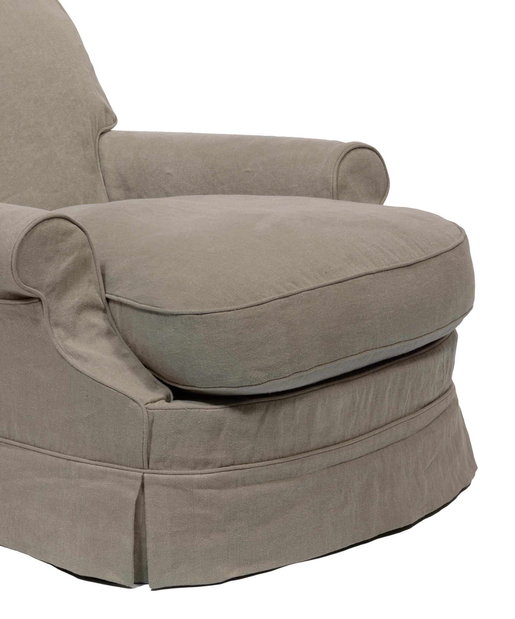 Le fauteuil club Charles d'am designs est une version raffinée et contemporaine de la silhouette club classique. Fabriqué à la main en Belgique avec un cadre en bois massif, il présente de larges accoudoirs, une assise profonde et un profil bas et