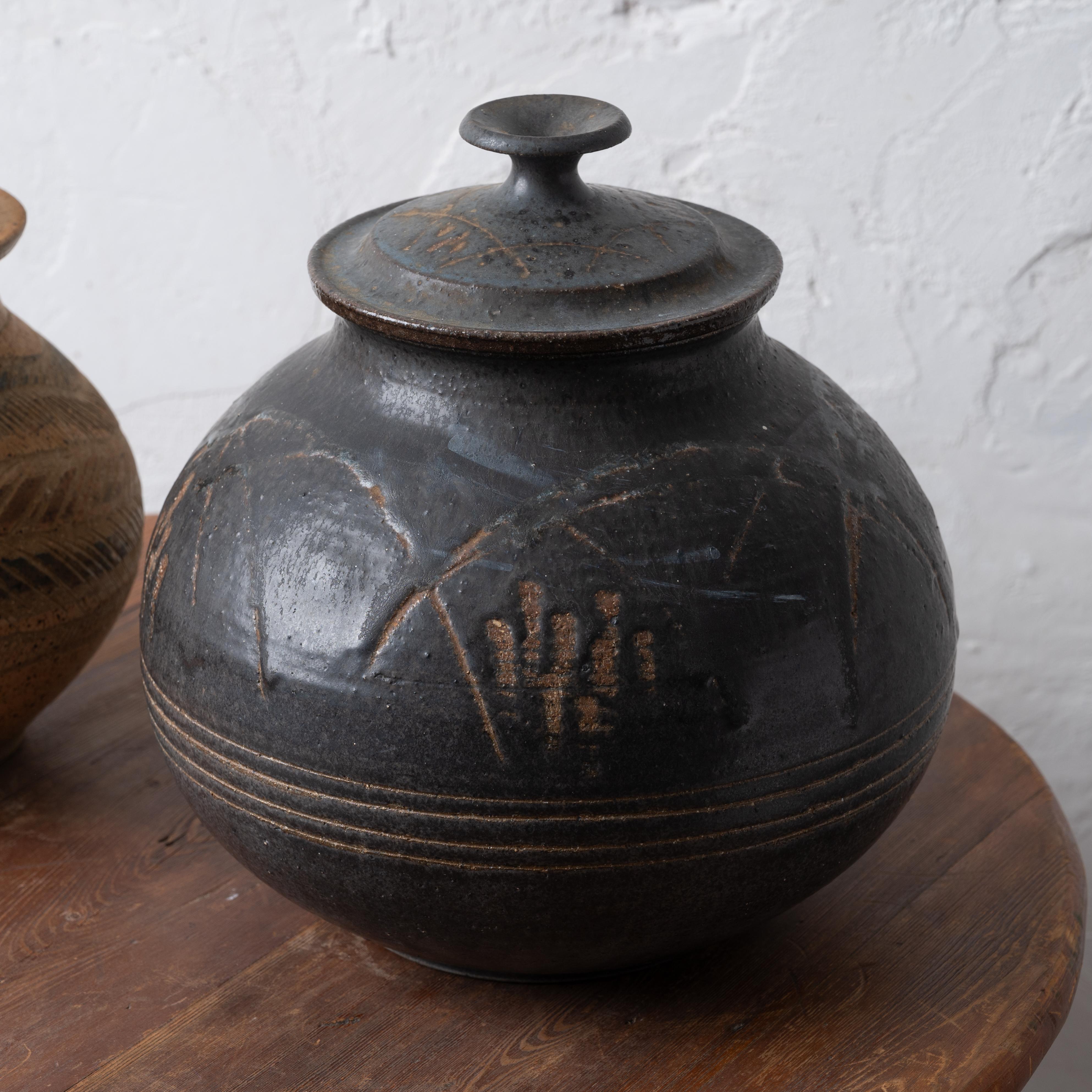 Charles Counts Pottery Lidded Jars - A Pair In Good Condition For Sale In Savannah, GA