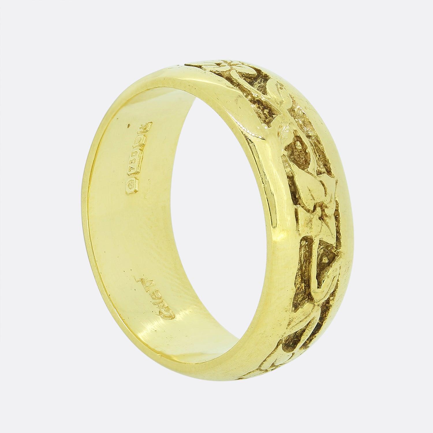 This is an 18ct yellow gold ring from the luxury jewellery designer Charles De Temple. The ring features a floral design that stretches across the whole band. It is fully hallmarked to the year 1986 and marked 'CdeT'.
Charles de Temple was a pioneer