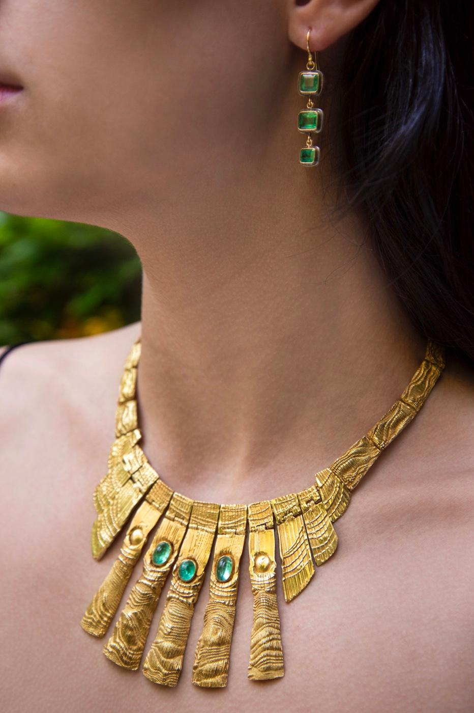 A collectible, one-of-a-kind, handmade cabochon emerald and 18 karat gold fringe necklace, by Charles de Temple, 1973, United Kingdom. The collar has a 15