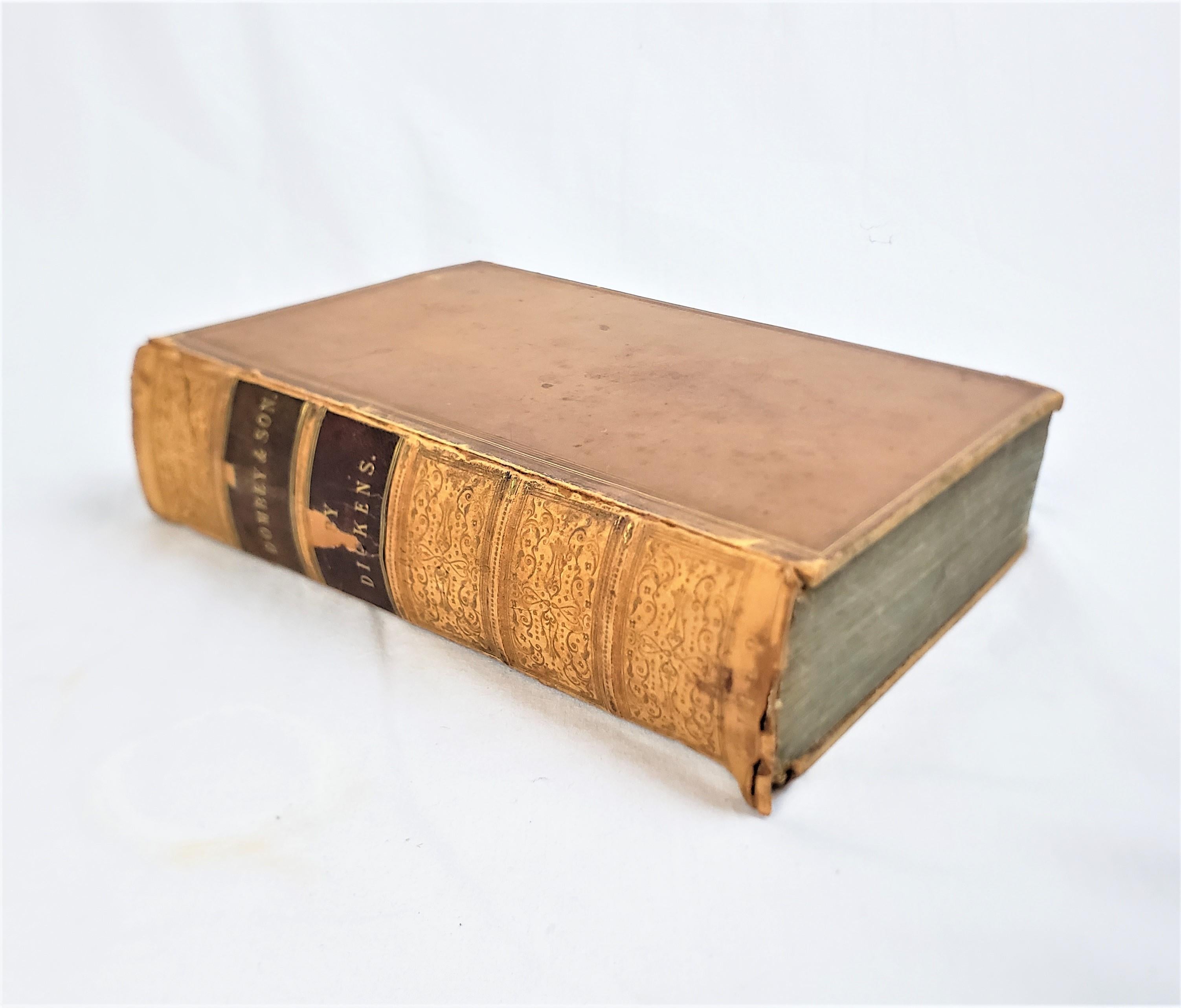 Ce livre ancien de 1ère édition intitulé Dombey & Son a été écrit par Charles Dickens et publié par Bradbury & Evans, Whitefriars of England en 1848 dans le style victorien de l'époque avec des gravures de Hablot Knight Browne 