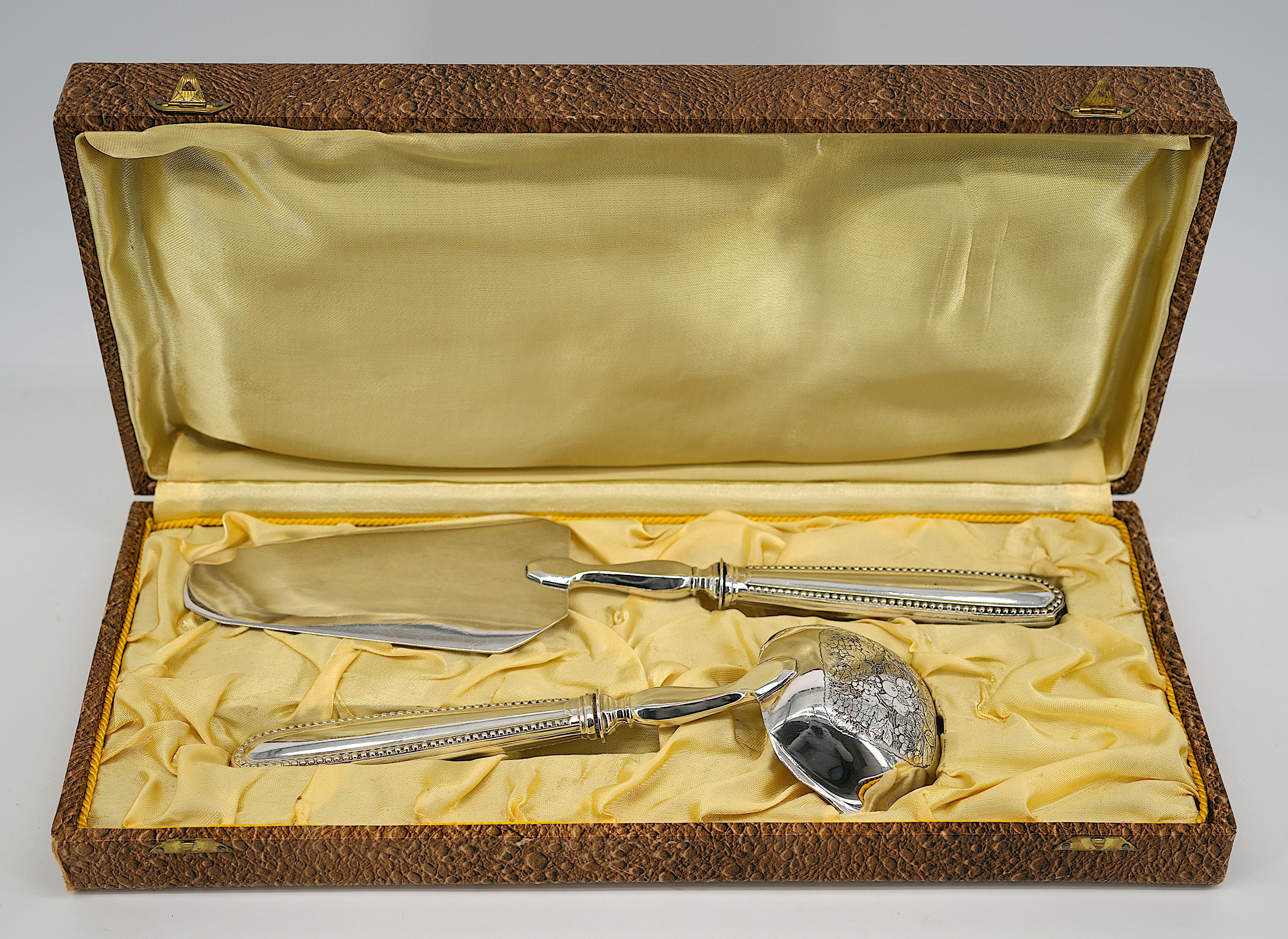 Französisches versilbertes Art Deco Dessertbesteck von Charles DUCHÊNE (Goldschmied in Paris), Frankreich, 1900er Jahre. Tortenheber und Sahnelöffel in ihrer Originalverpackung. Eingemeißeltes Dekor aus stilisierten Art-Déco-Früchten. Beide Stücke