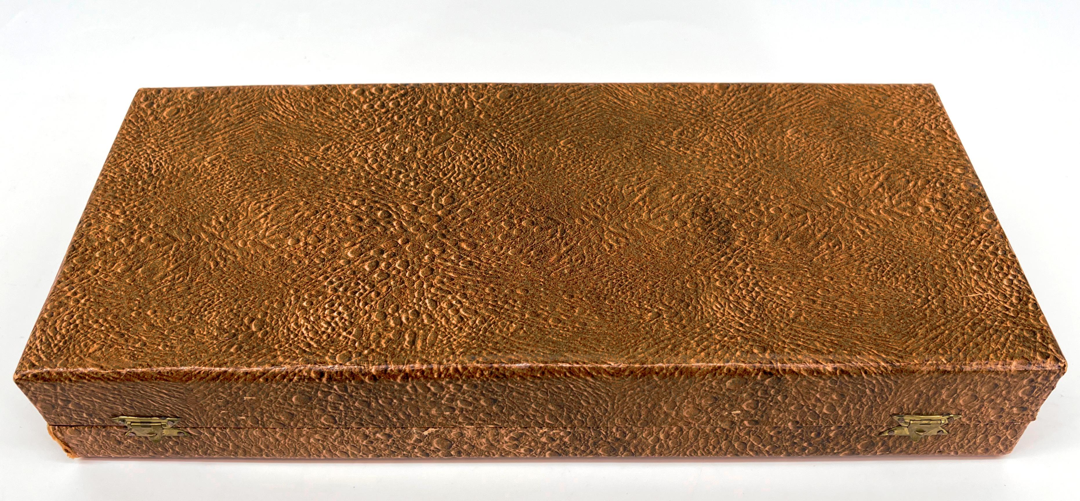 Französisches versilbertes Dessertbesteck von Charles DUCHÊNE, Paris, 1900er Jahre. Dieses exquisite, französisch versilberte Dessertbesteck wurde von dem renommierten Pariser Goldschmied Charles Duchêne in den frühen 1900er Jahren gefertigt und