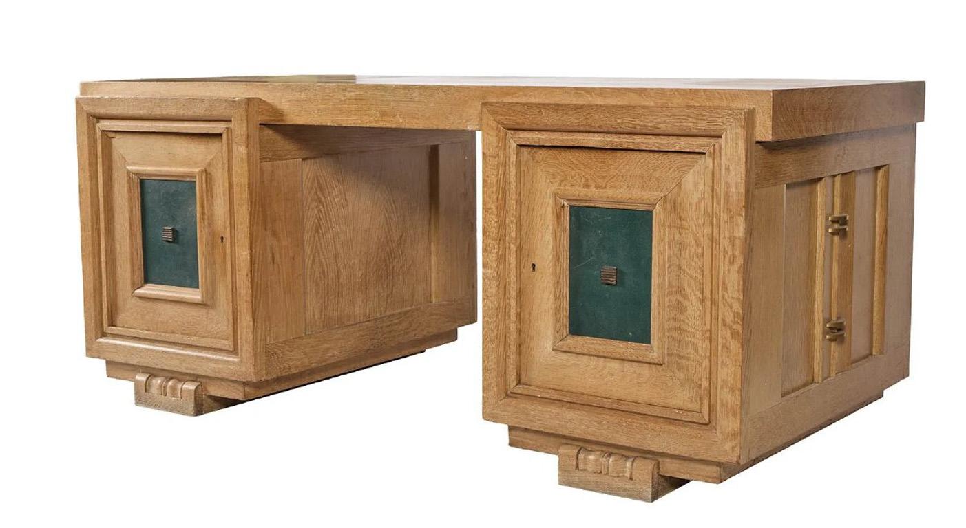 Charles Dudouyt (1885-1946) Bureau et fauteuil en chêne Art Déco Circa 1940 Tout est en bon état, le fauteuil recouvert de cuir est assez rare et en très bon état.