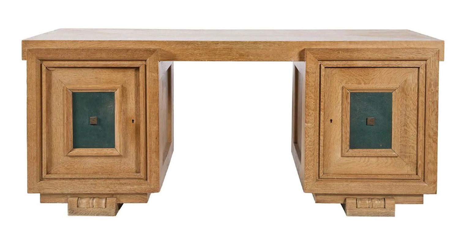Français Charles Dudouyt (1885-1946) Bureau et fauteuil Art Déco en chêne vers 1940 en vente