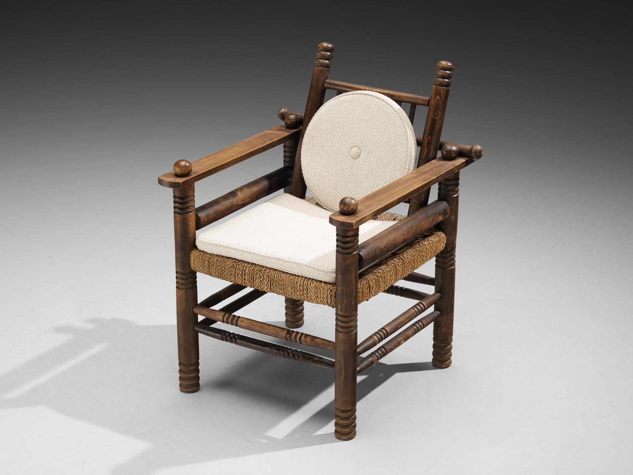 Charles Dudouyt, chaise longue, hêtre, jonc, France, années 1940.

Chaise longue décorative conçue par Charles Dudouyt. Le cadre comporte de multiples détails sculptés qui forment un ensemble complexe. Des lignes sculptées et des extrémités