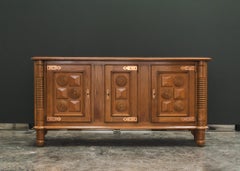 Charles Dudouyt Attribué Français Buffet Brutaliste en Chêne Massif Sculpté