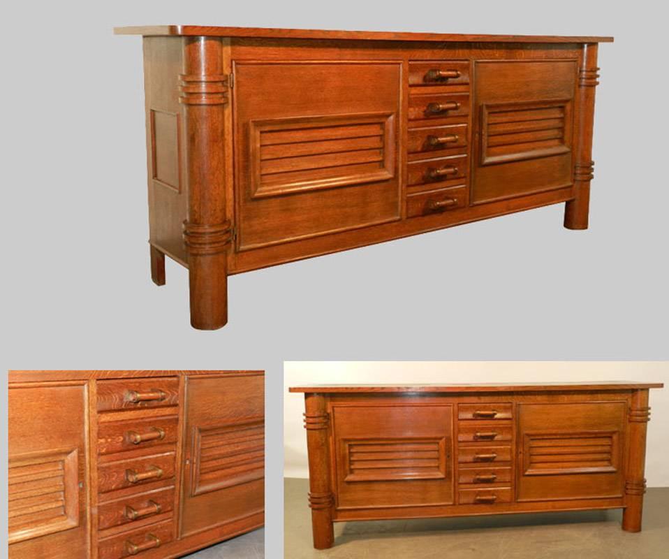 Charles Dudouyt (attributed to) oak sideboard, edition La Gentilhommiere, circa 1940-1950.
Good condition.
