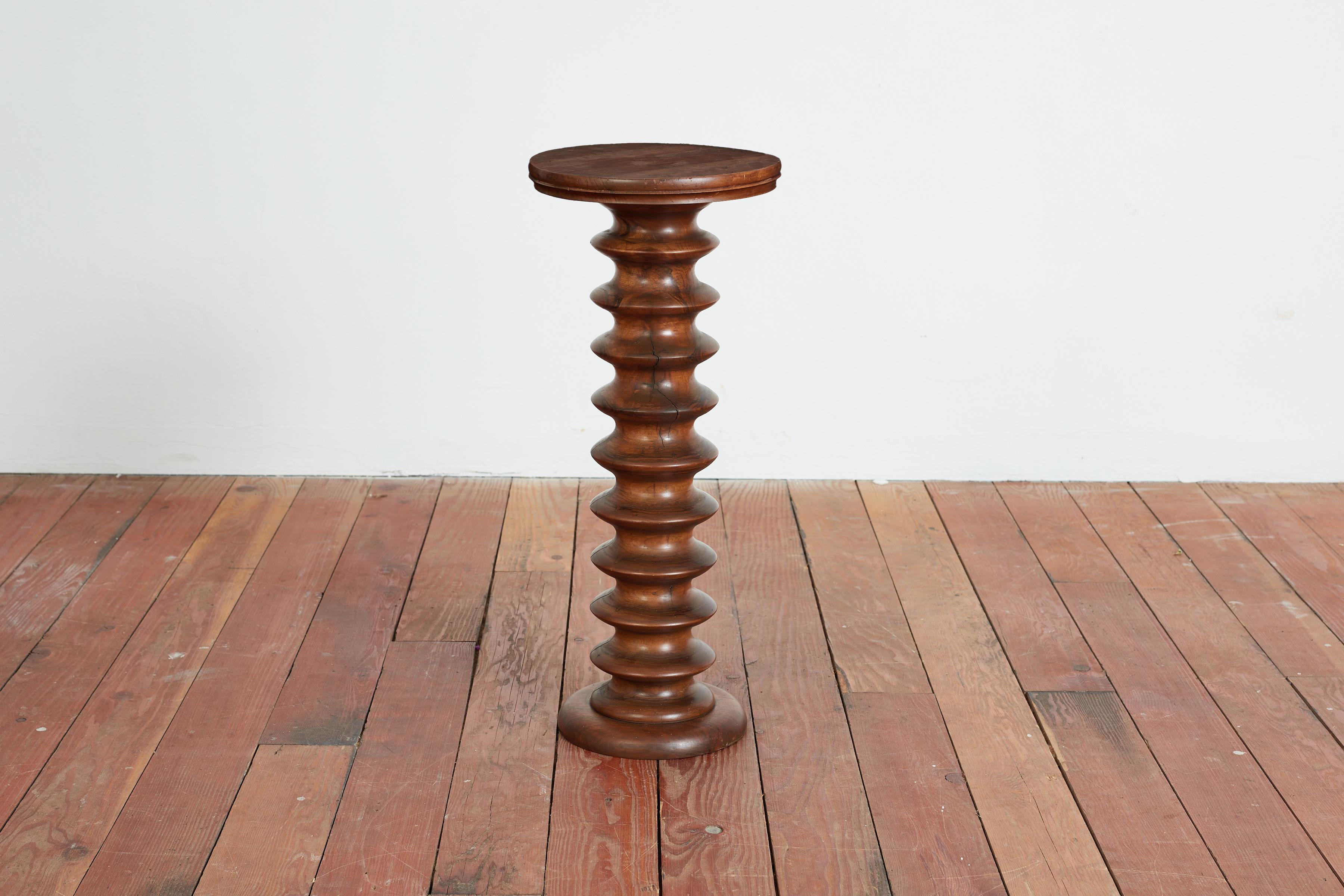 Mesa con pedestal atribuida a Charles Dudouyt Francés en venta