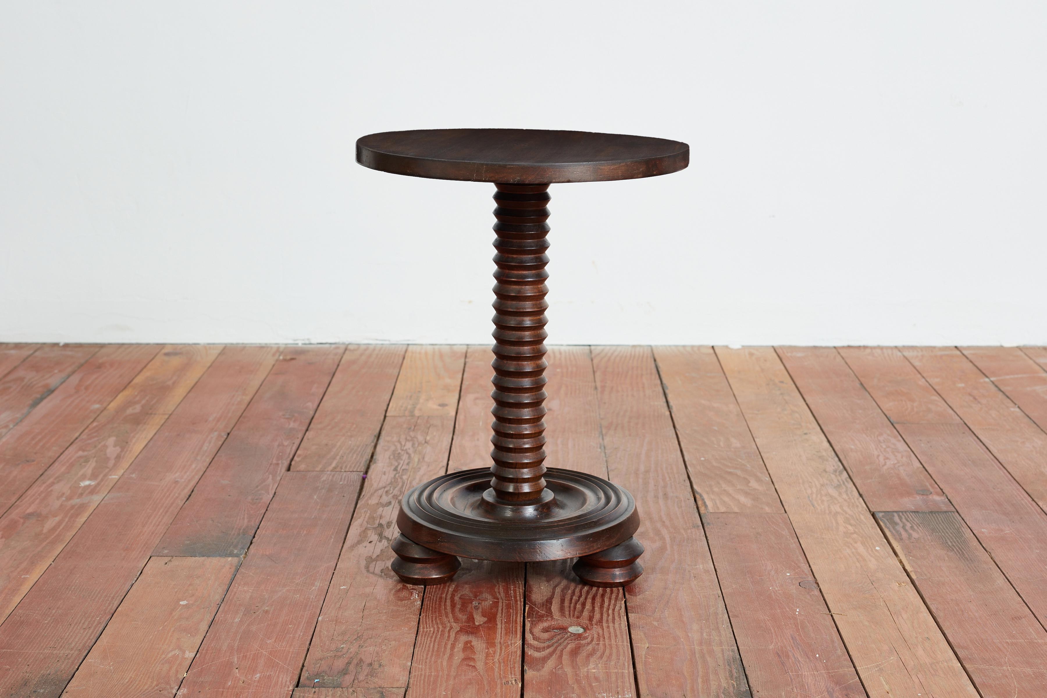 
Superbe table d'appoint sculpturale de Charles Dudouyt avec pieds en bois et base sculptée en tire-bouchon. 
Merveilleuse patine d'usage.

France, vers les années 1940.