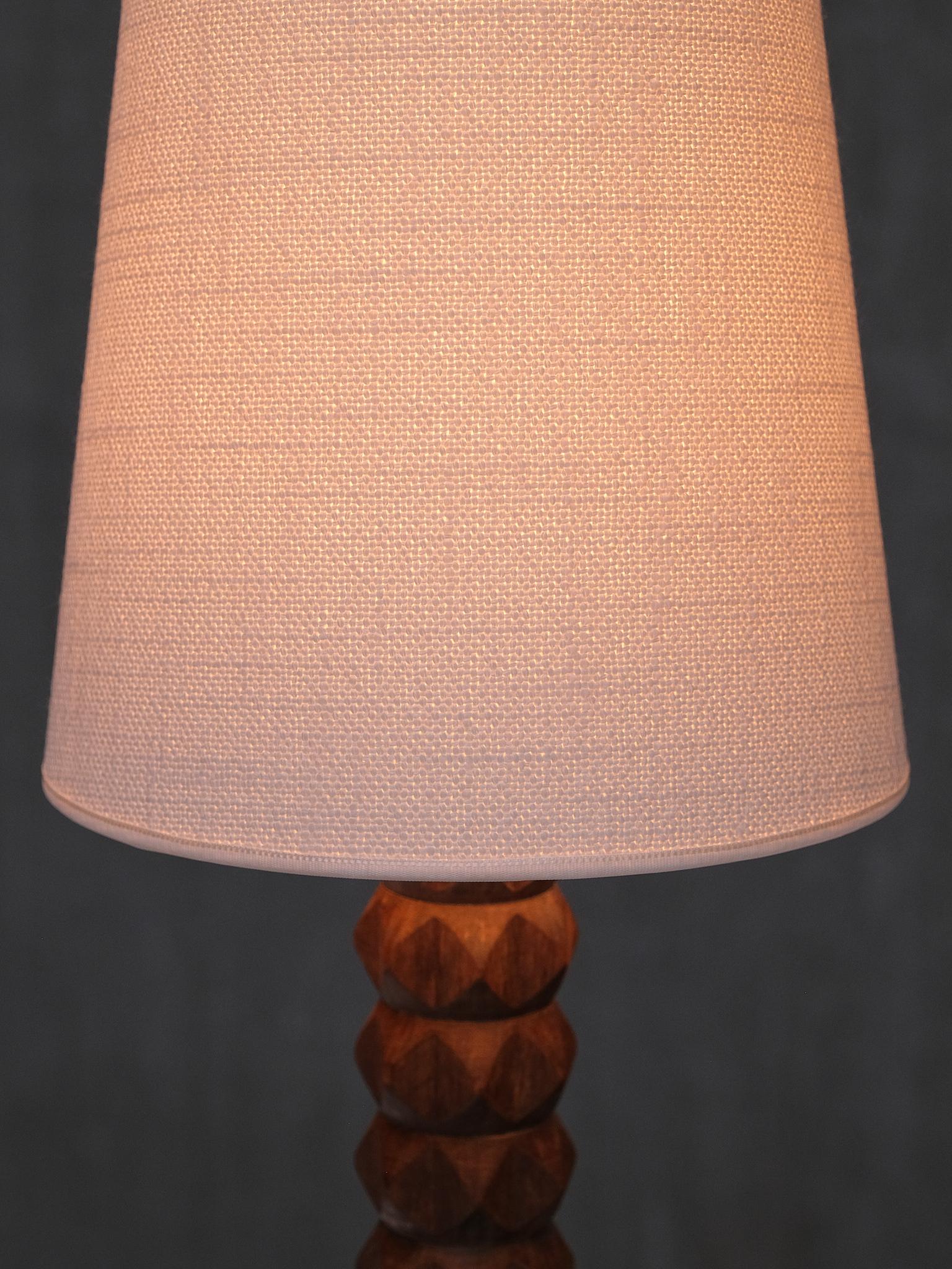 Milieu du XXe siècle Charles Dudouyt Attributed Table Lamp, Oak with Tapered Shade, France, 1950s en vente