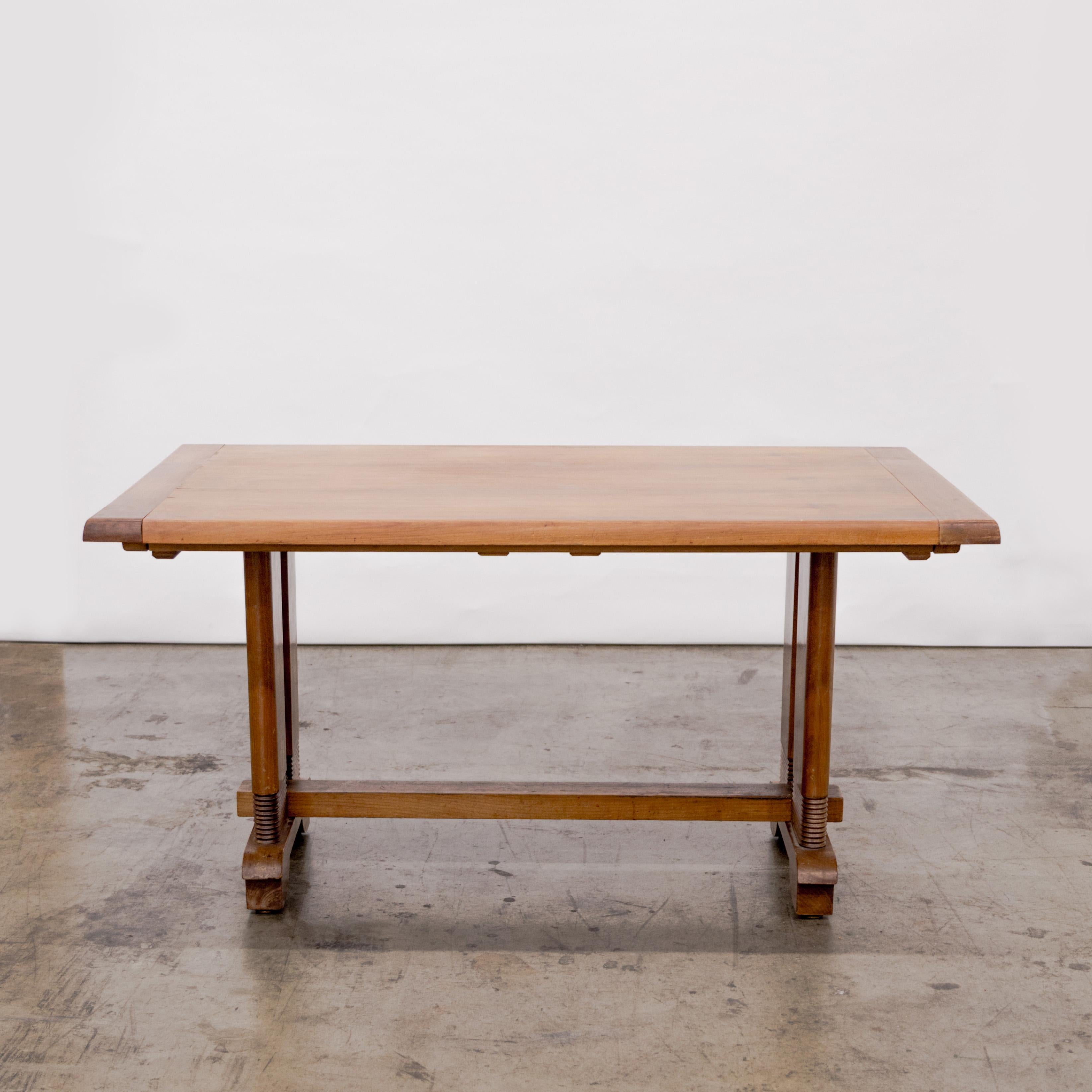 Table de salle à manger brutaliste en noyer avec base en H, extensible aux deux extrémités (pas de feuilles), conçue par Charles Dudouyt, France vers les années 1940.