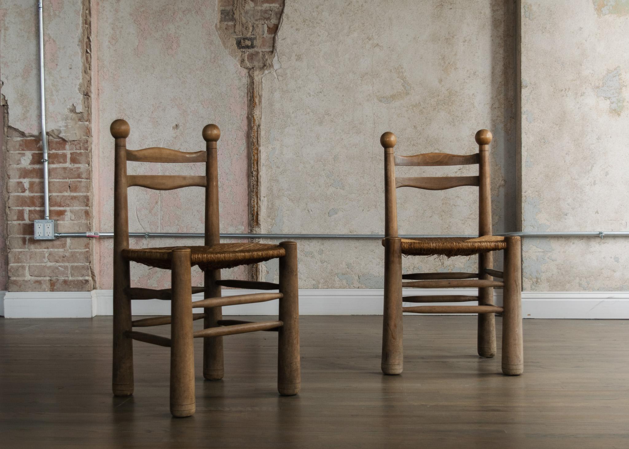 Ein Paar Charles Dudouyt Stühle aus Eiche und Binsen. Charles Dudouyt war ein französischer Möbeldesigner und Holzhersteller, der in der Zeit des Art déco und des Modernismus tätig war. 
