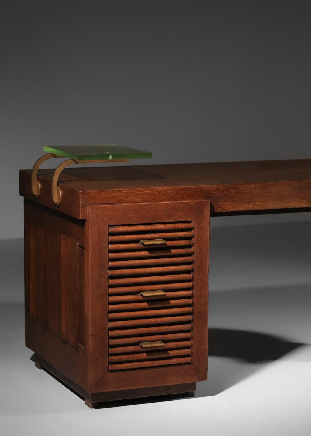 Superbe bureau art déco des années 1930 par le designer français Charles Dudouyt. Ce bureau fait partie d'un rare ensemble composé d'un bar, d'un fauteuil et d'une armoire. Le bureau est en chêne massif. Il comprend une colonne de 3 tiroirs avec des