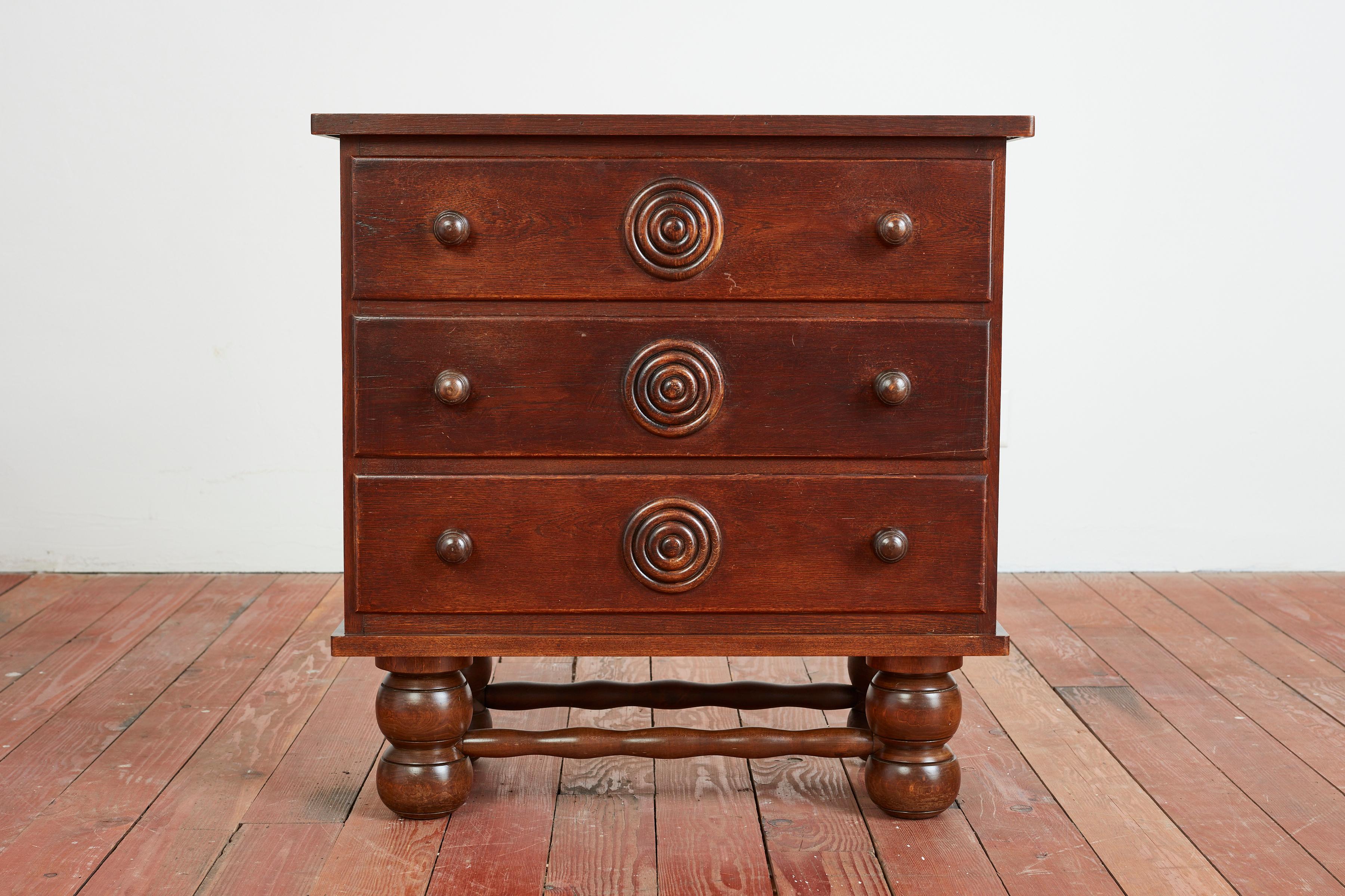 Commode 3 tiroirs Charles Dudouyt - France, années 1940 
Merveilleuse patine d'usage avec les pieds en forme de bulbe et les poignées sculptées en œil de bœuf. 