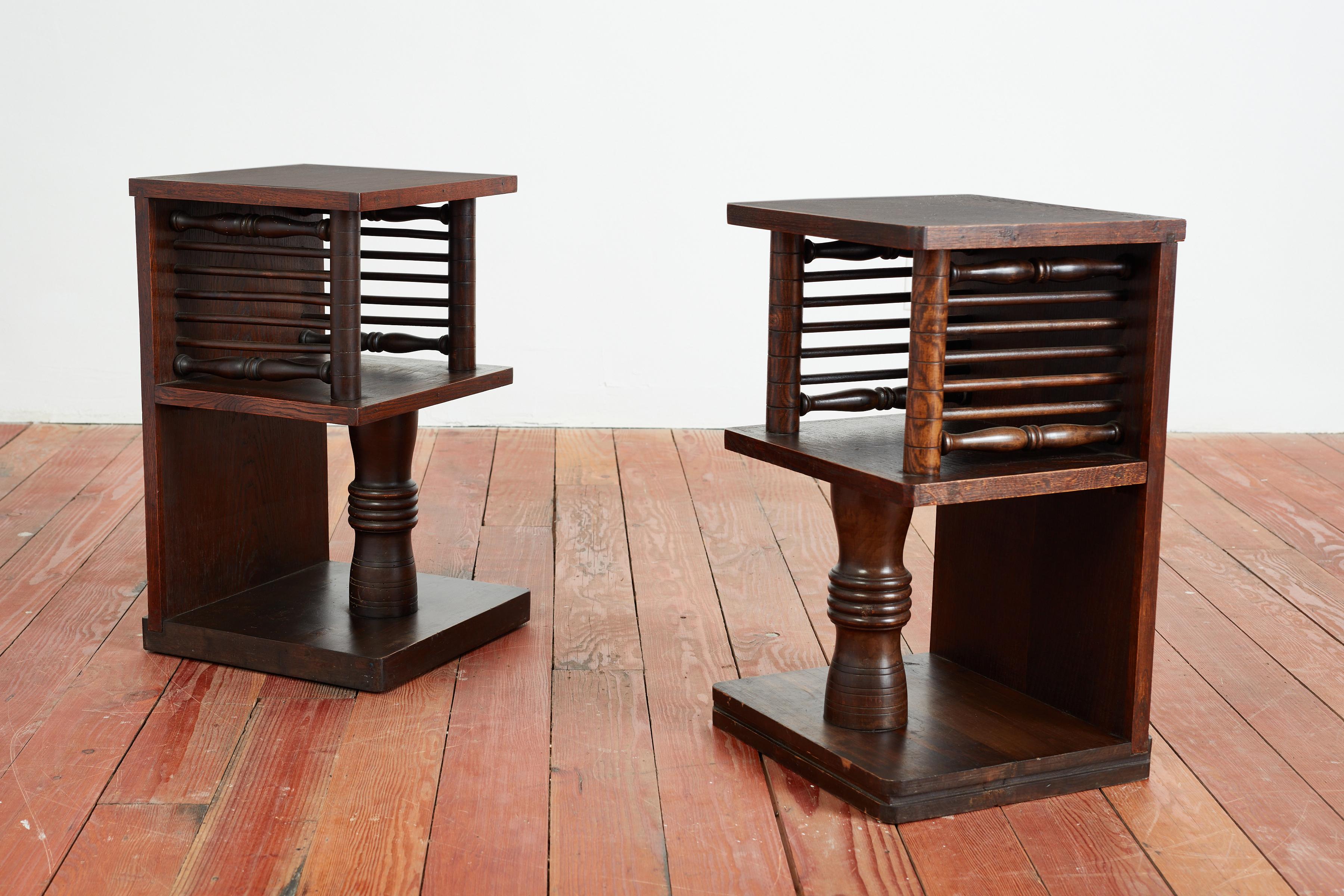 Rare paire de tables d'appoint de Charles Dudouyt, avec un piédestal sculpté et une étagère cubique ouverte. 

Merveilleuse patine chêne foncé