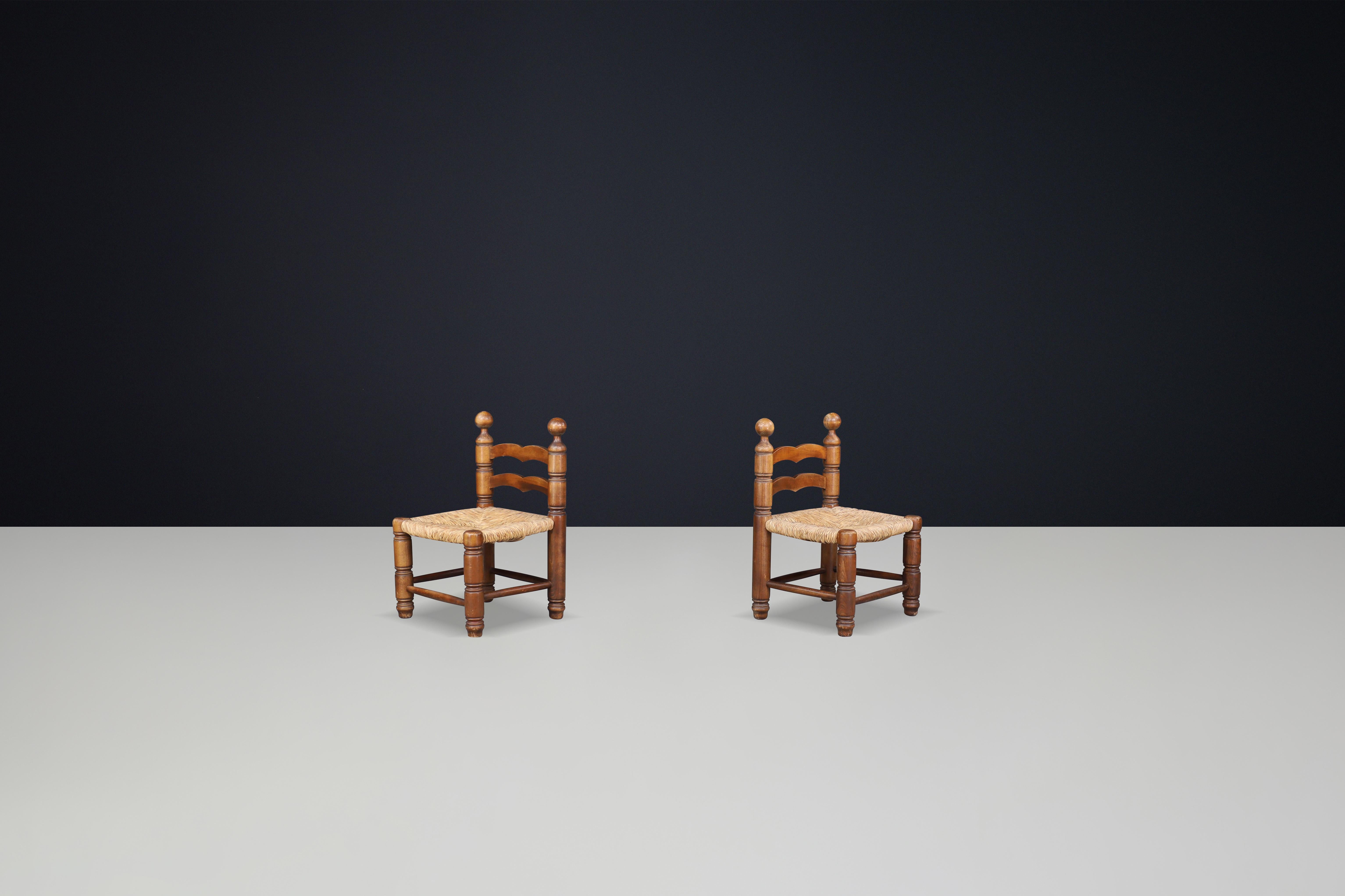 Charles Dudouyt fireplace chairs, made from beech wood and featuring rush seats, France, 1940s.

A pair of Charles Dudouyt fireplace chairs, crafted from beechwood with rush seats, were produced in France during the 1940s. Known as 