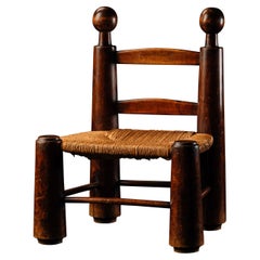 Silla baja o taburete junto a la chimenea Charles Dudouyt de roble teñido con asiento de felpa