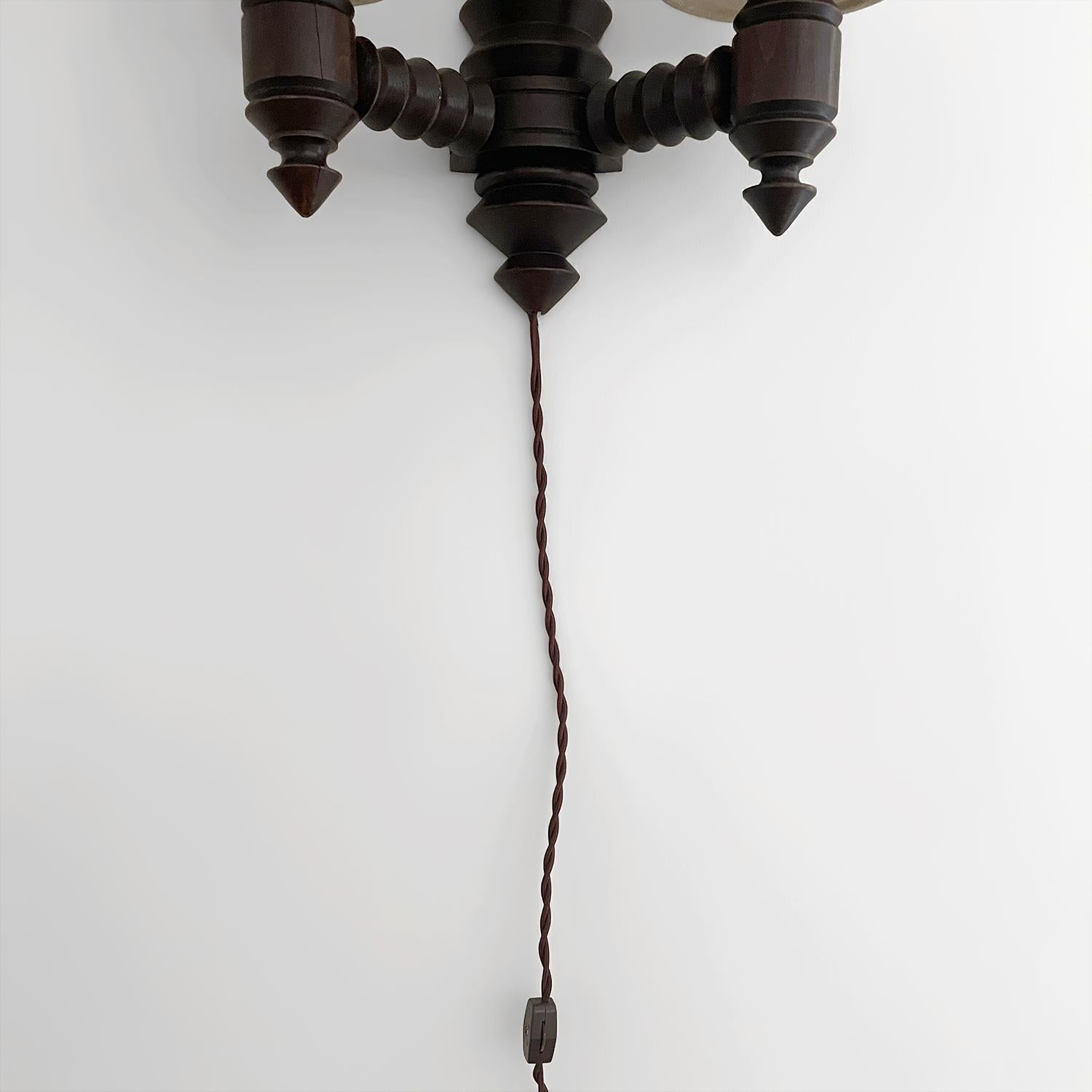 Aplique de pared Charles Dudouyt de roble francés recableado EE.UU. con opción de enchufe en venta 3