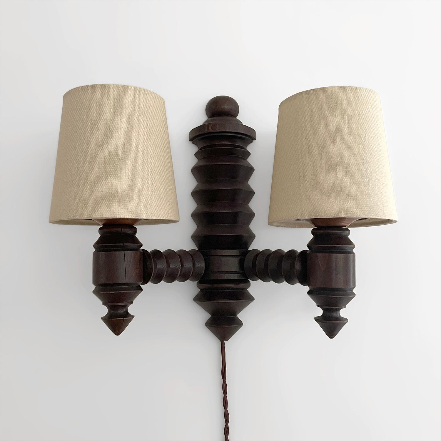 Aplique de pared de doble luz Charles Dudouyt de roble francés
Francia, hacia 1940
Pieza artesanal hecha a mano
Marco de roble esculpido con precisión 
Recién reacondicionado
Pátina por la edad y el uso 
Recién recableado
Dos casquillos, aptos para