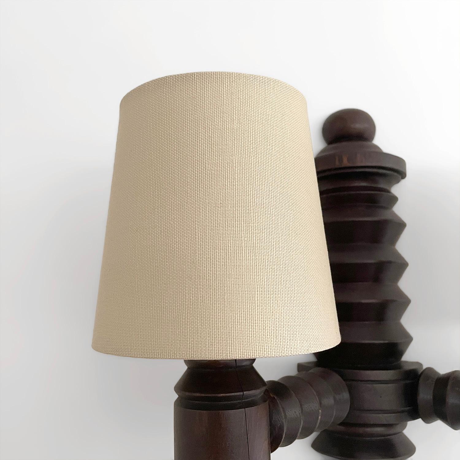 Aplique de pared Charles Dudouyt de roble francés recableado EE.UU. con opción de enchufe Francés en venta