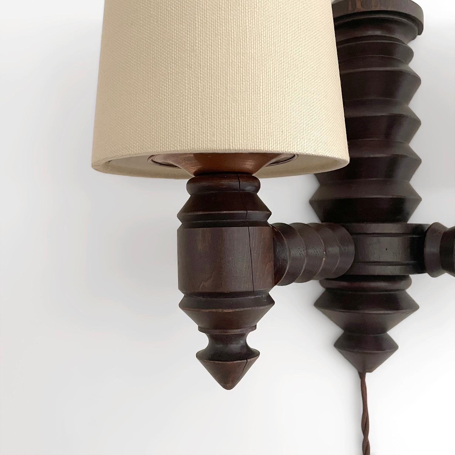 Aplique de pared Charles Dudouyt de roble francés recableado EE.UU. con opción de enchufe Transformado en venta