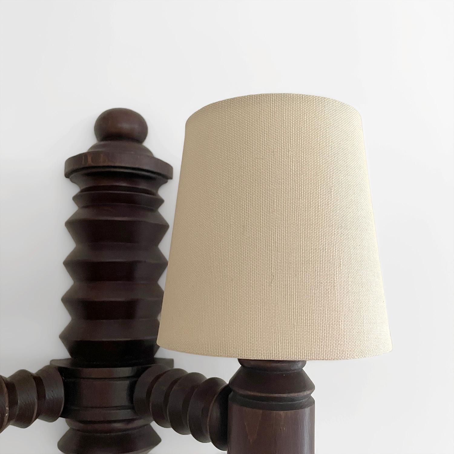 Aplique de pared Charles Dudouyt de roble francés recableado EE.UU. con opción de enchufe en Bueno estado para la venta en Los Angeles, CA
