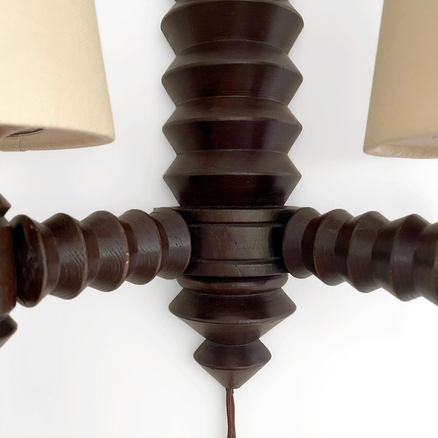 Aplique de pared Charles Dudouyt de roble francés recableado EE.UU. con opción de enchufe en venta 2